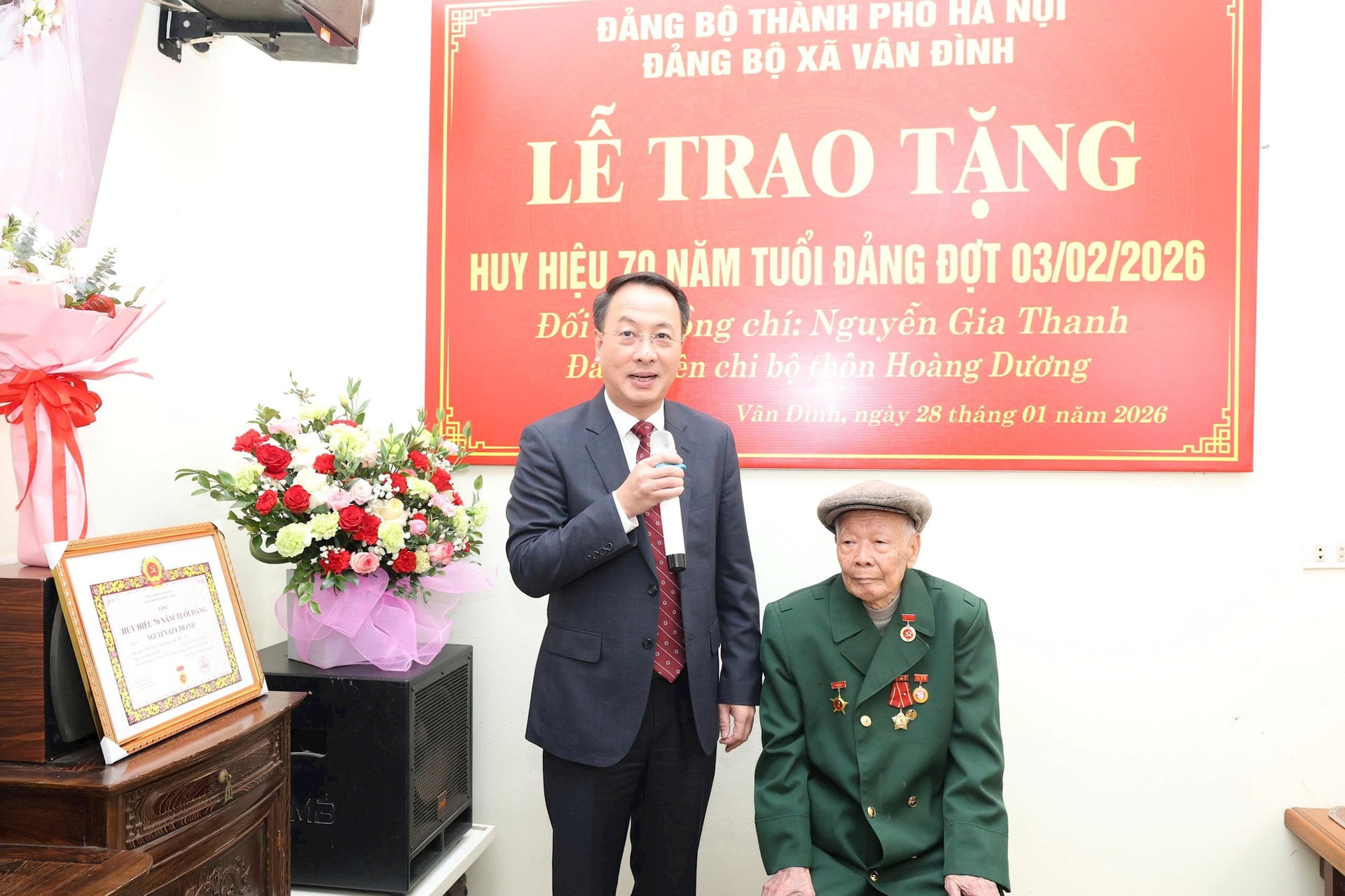 Trưởng ban Nội chính Thành ủy Trần Đình Cảnh trao Huy hiệu 70 năm tuổi Đảng tặng đảng viên Nguyễn Gia Thanh- Ảnh 1.