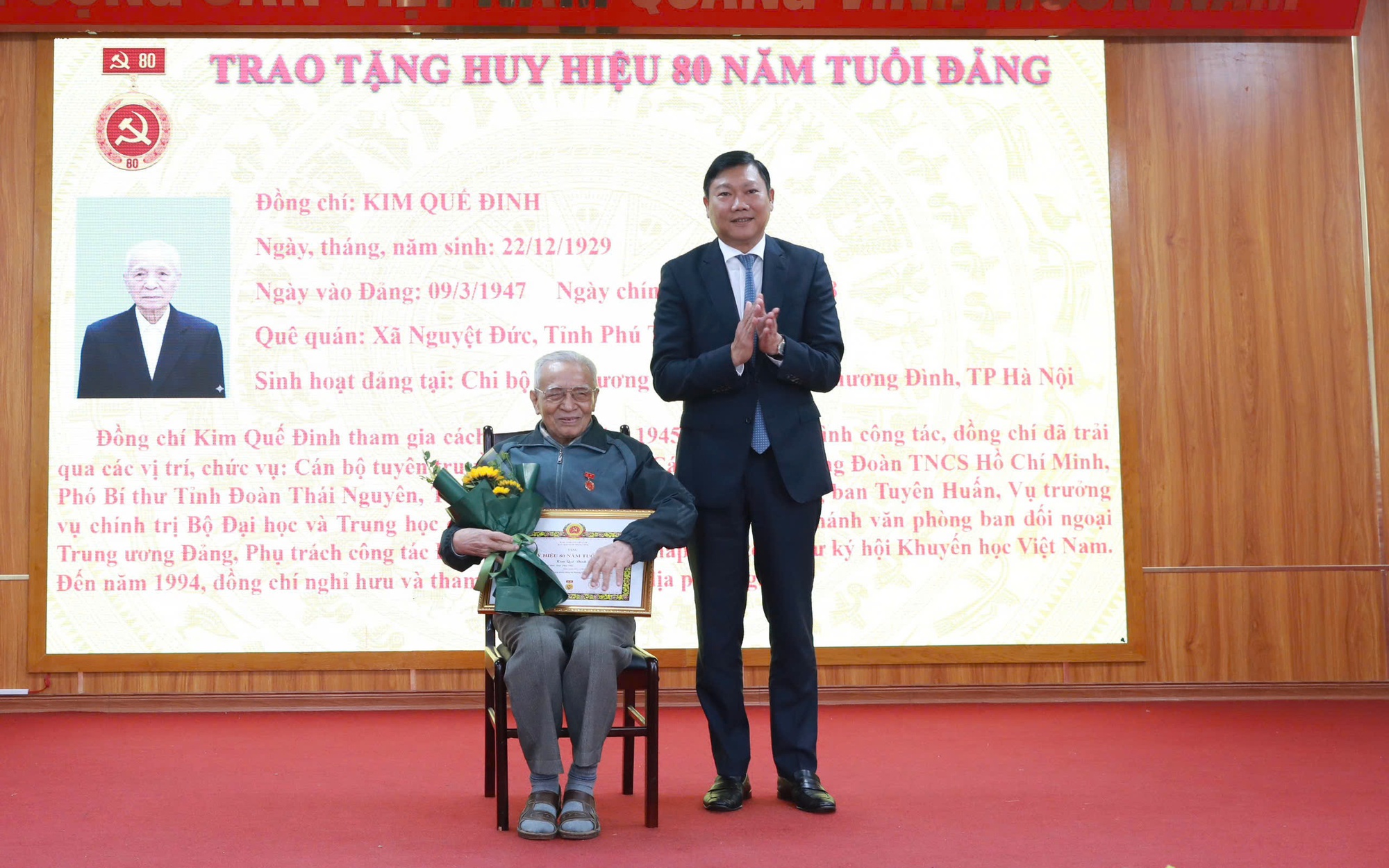 Chủ nhiệm Ủy ban Kiểm tra Thành ủy Đỗ Anh Tuấn trao Huy hiệu 80 năm tuổi Đảng tặng đảng viên lão thành Kim Quế Đinh