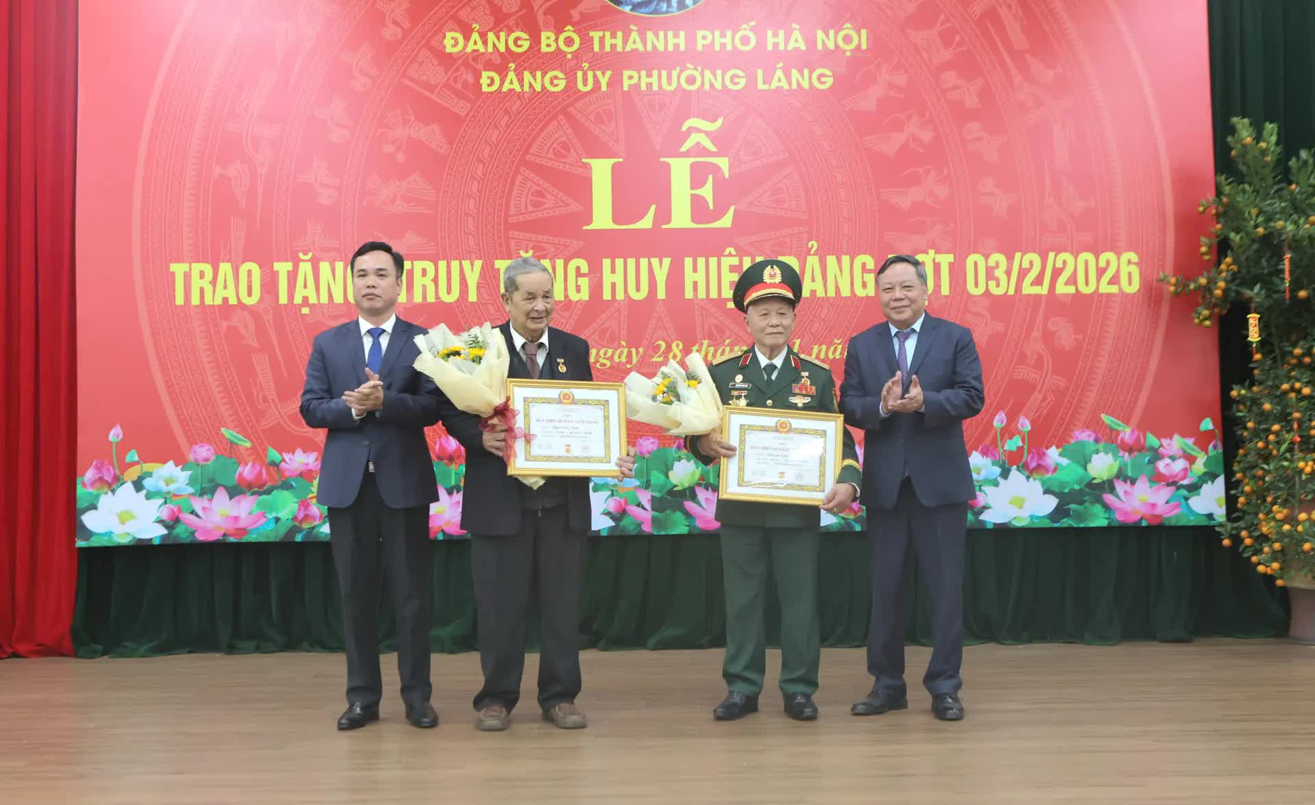 Phó Bí thư Thường trực Thành ủy Nguyễn Văn Phong trao Huy hiệu Đảng tại phường Láng- Ảnh 3.
