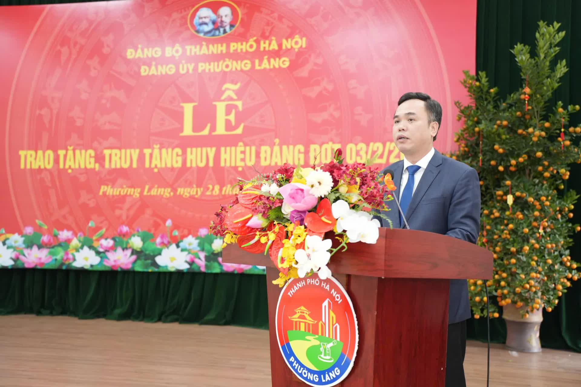 Phó Bí thư Thường trực Thành ủy Nguyễn Văn Phong trao Huy hiệu Đảng tại phường Láng- Ảnh 4.