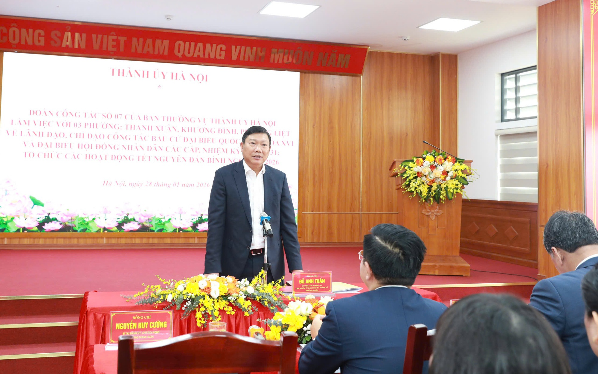 Chủ nhiệm Ủy ban Kiểm tra Thành ủy Đỗ Anh Tuấn kiểm tra công tác bầu cử và Tết Nguyên đán Bính Ngọ tại 3 phường: Thanh Xuân, Khương Đình, Phương Liệt