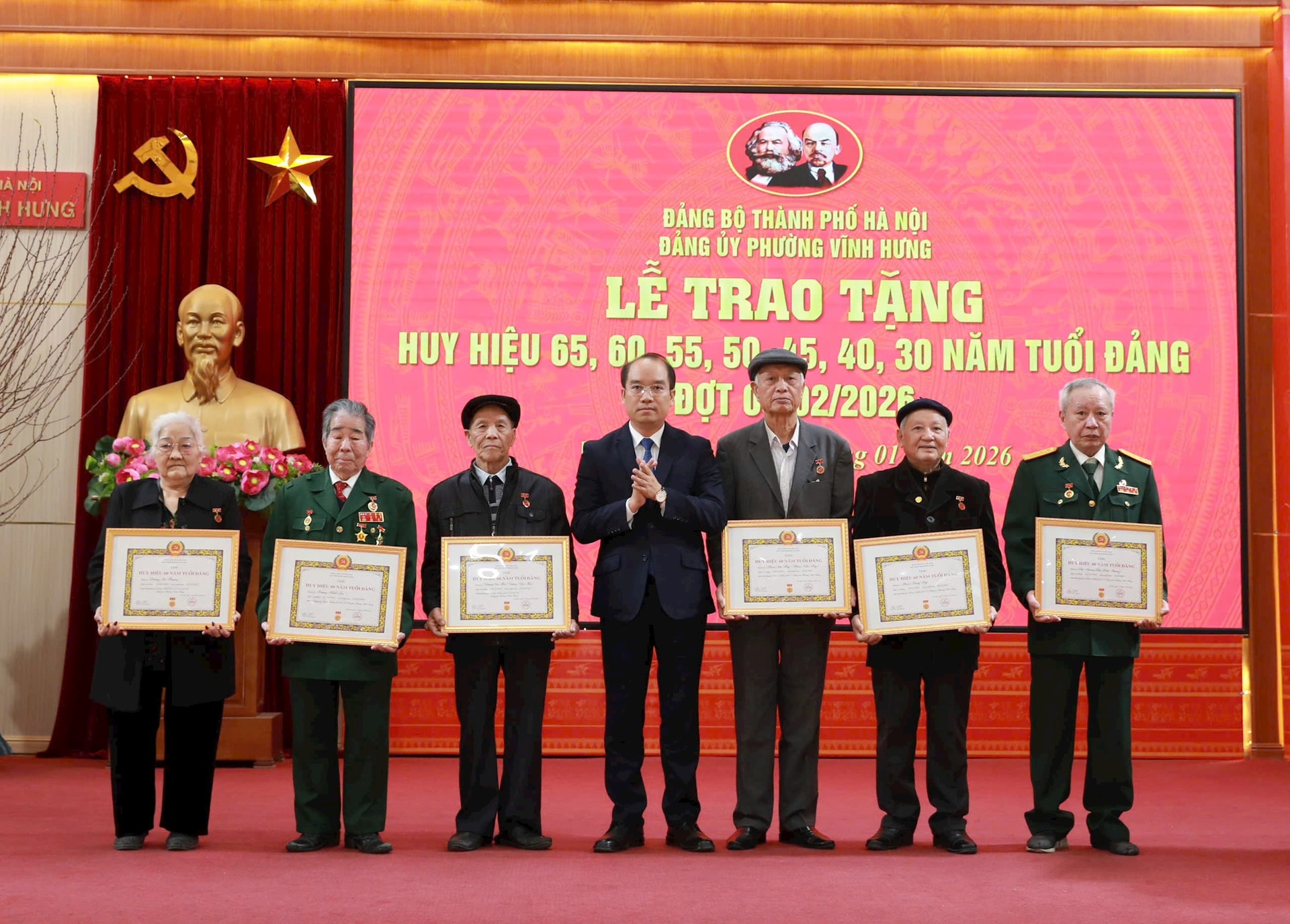 Trao Huy hiệu Đảng tặng 58 đảng viên phường Vĩnh Hưng dịp 3/2- Ảnh 1.