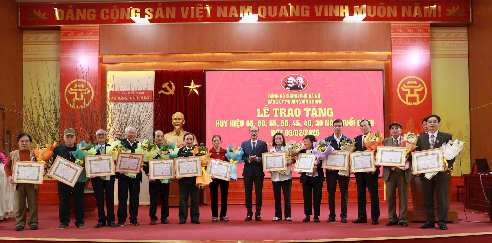 Trao Huy hiệu Đảng tặng 58 đảng viên phường Vĩnh Hưng dịp 3/2- Ảnh 4.