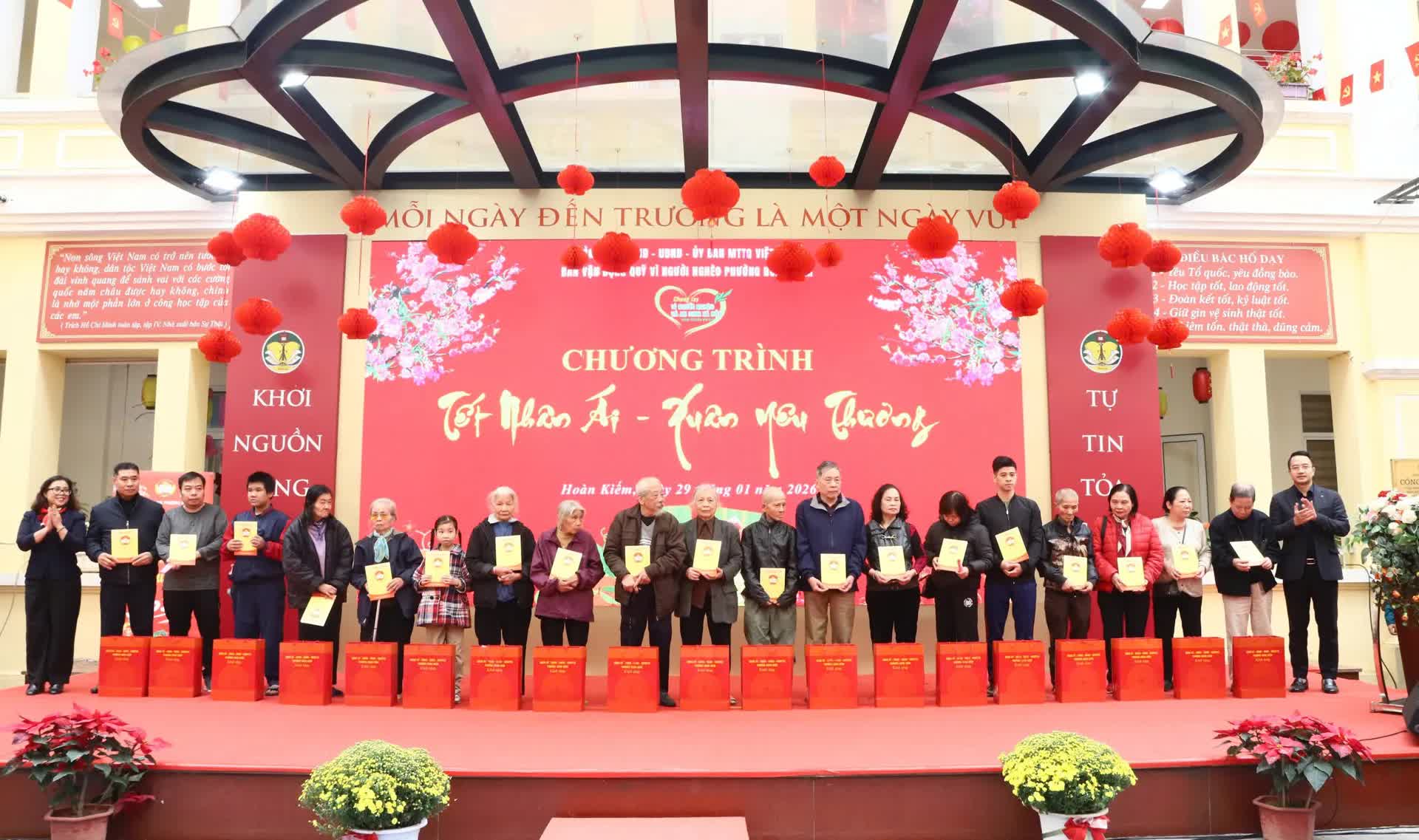 “Tết nhân ái - Xuân yêu thương” phường Hoàn Kiếm: Hơn 560 hộ khó khăn được hỗ trợ dịp Tết- Ảnh 3.