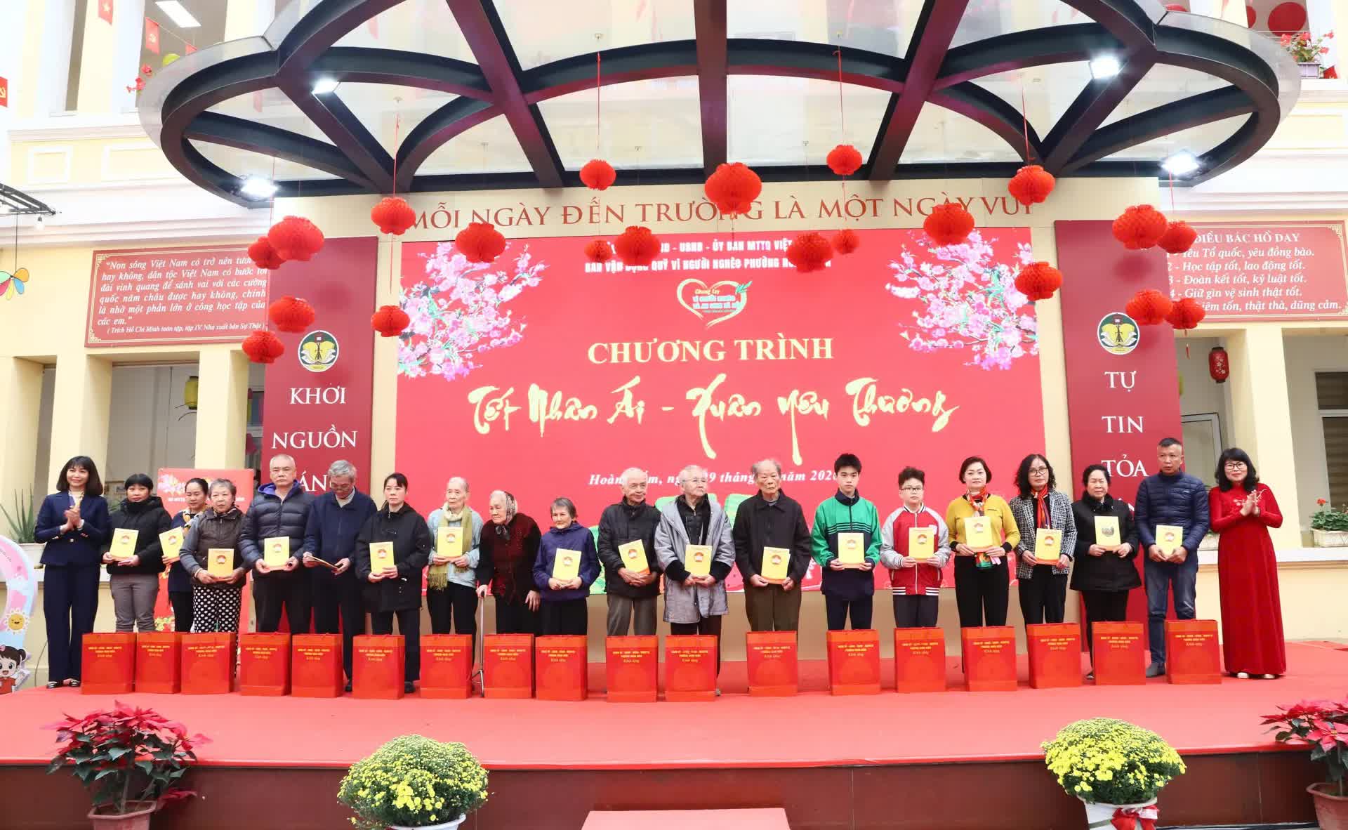 “Tết nhân ái - Xuân yêu thương” phường Hoàn Kiếm: Hơn 560 hộ khó khăn được hỗ trợ dịp Tết- Ảnh 2.