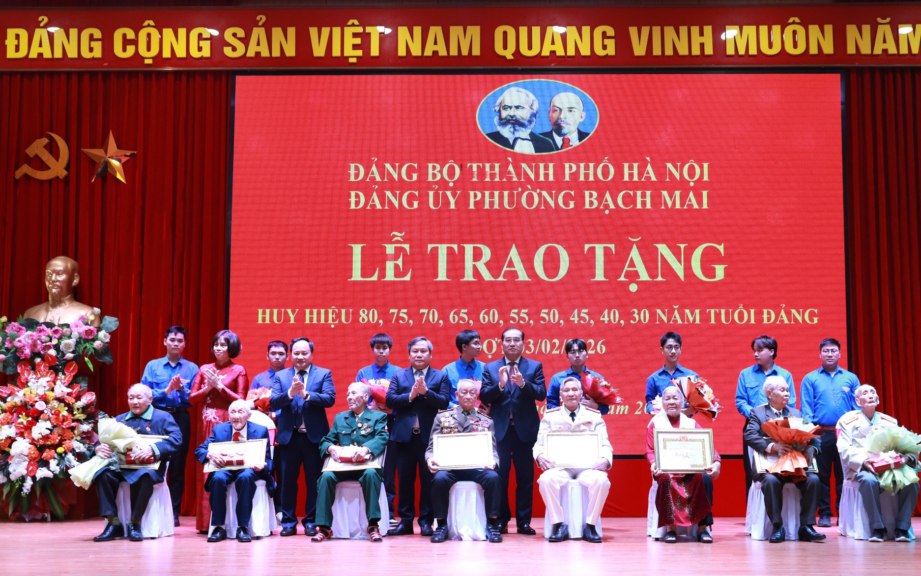 Phó Bí thư Thành ủy, Chủ tịch UBND Thành phố Vũ Đại Thắng trao Huy hiệu đảng và tặng hoa chúc mừng các đảng viên lão thành