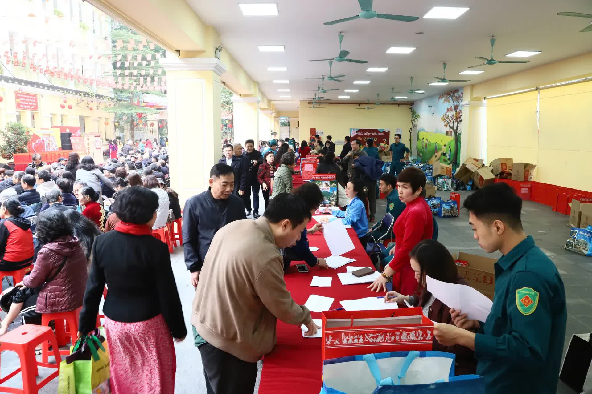 “Tết nhân ái - Xuân yêu thương” phường Hoàn Kiếm: Hơn 560 hộ khó khăn được hỗ trợ dịp Tết- Ảnh 4.