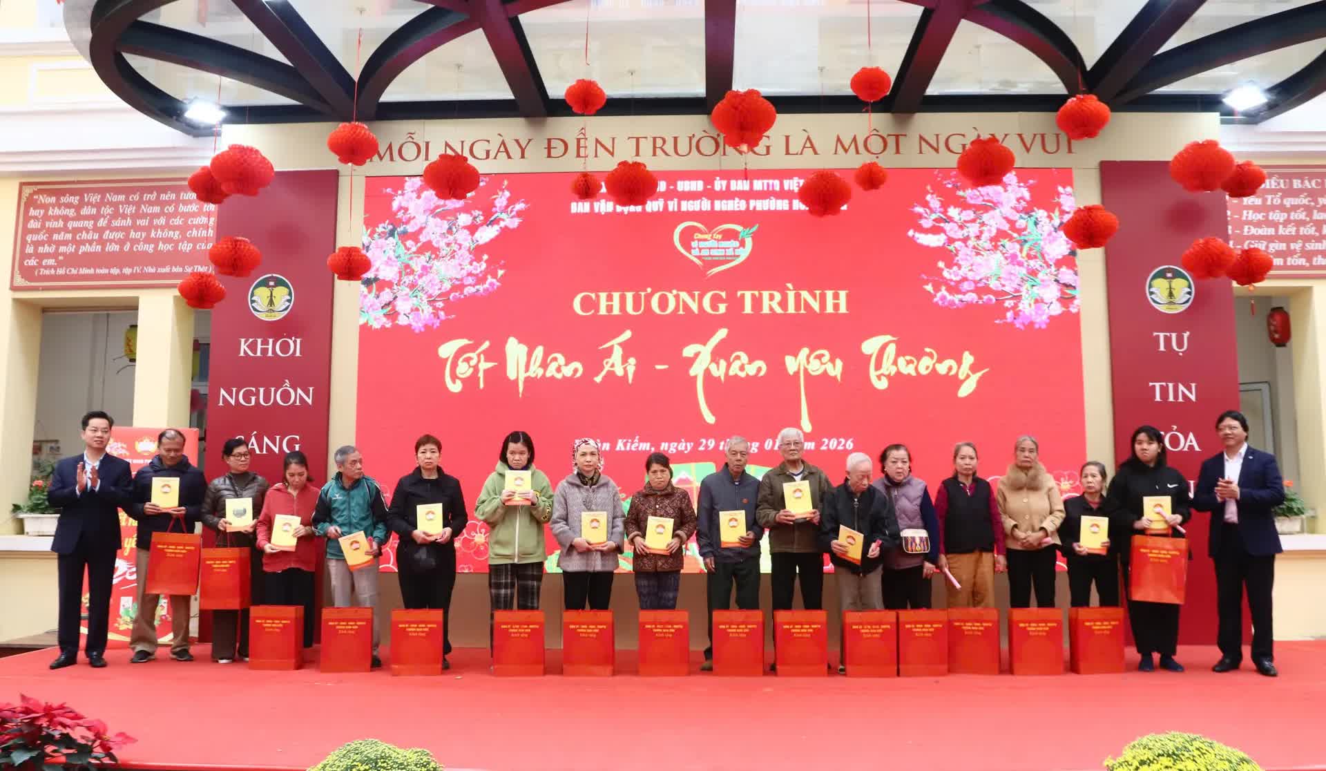 “Tết nhân ái - Xuân yêu thương” phường Hoàn Kiếm: Hơn 560 hộ khó khăn được hỗ trợ dịp Tết- Ảnh 1.