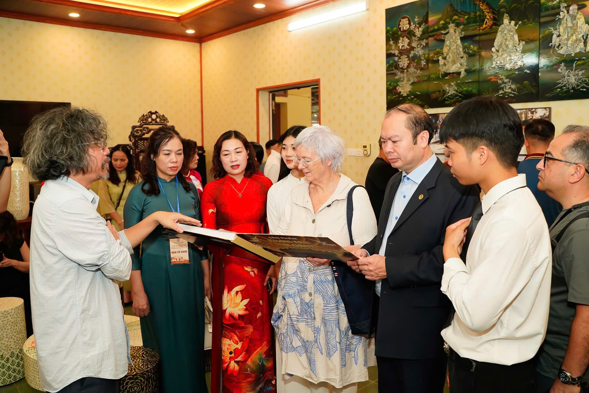 Khảm trai, sơn mài Chuyên Mỹ: Giữ nghề truyền thống, nâng tầm giá trị hàng Việt- Ảnh 2.