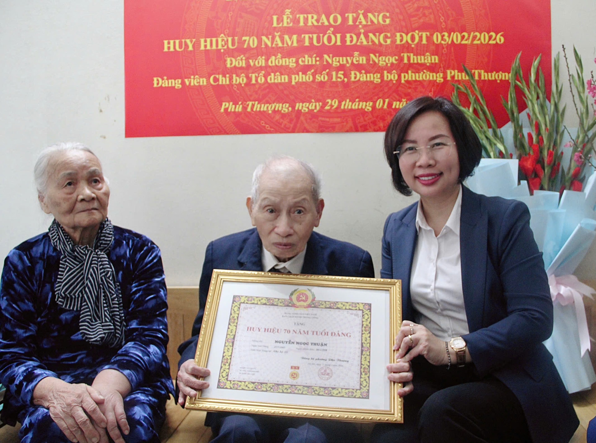 Chủ tịch Ủy ban MTTQ Việt Nam Thành phố Bùi Huyền Mai trao Huy hiệu 70 năm tuổi Đảng tặng đảng viên lão thành- Ảnh 2.