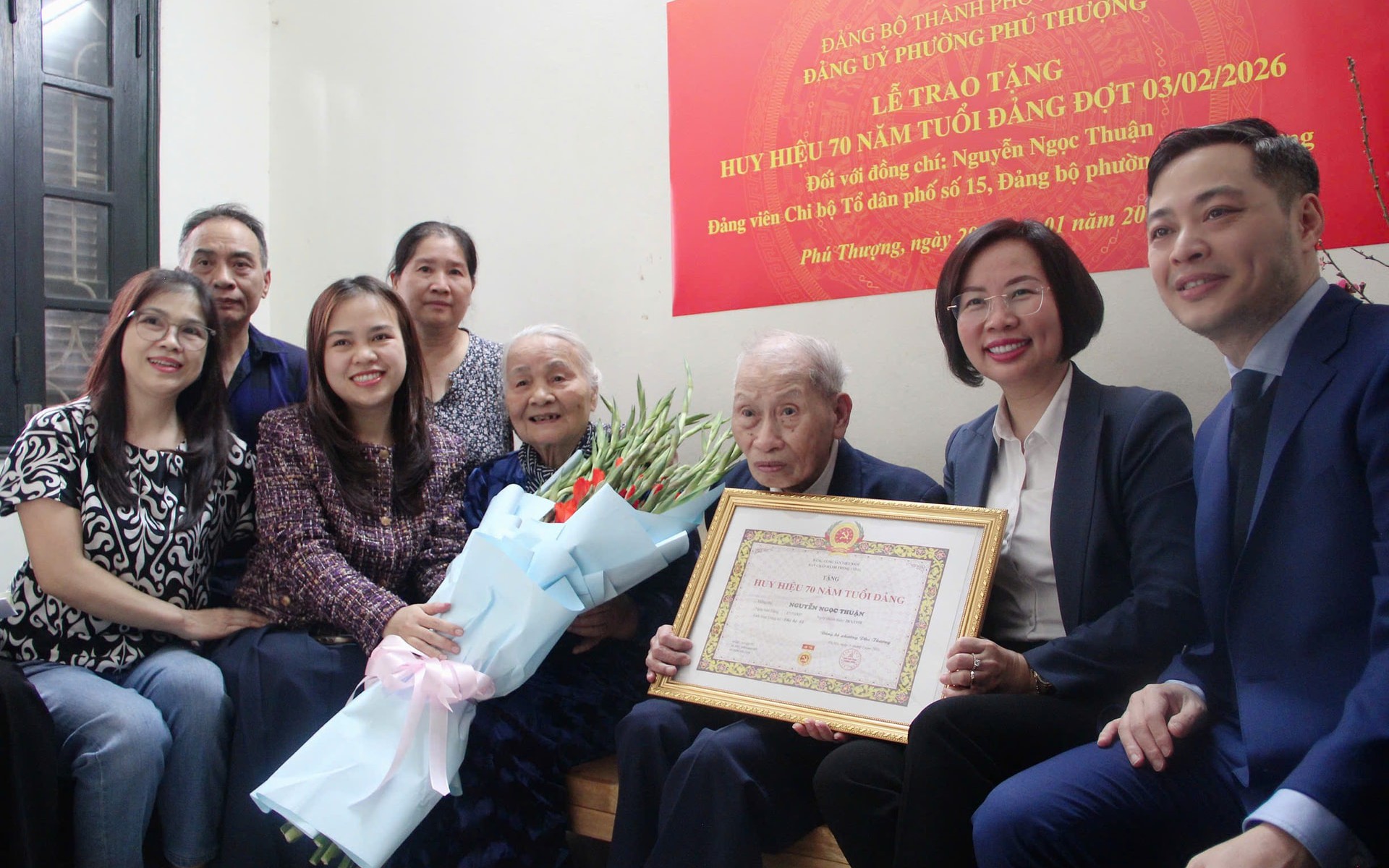 Chủ tịch Ủy ban MTTQ Việt Nam thành phố Hà Nội Bùi Huyền Mai trao Huy hiệu 70 năm tuổi Đảng tặng đảng viên lão thành Nguyễn Ngọc Thuận.