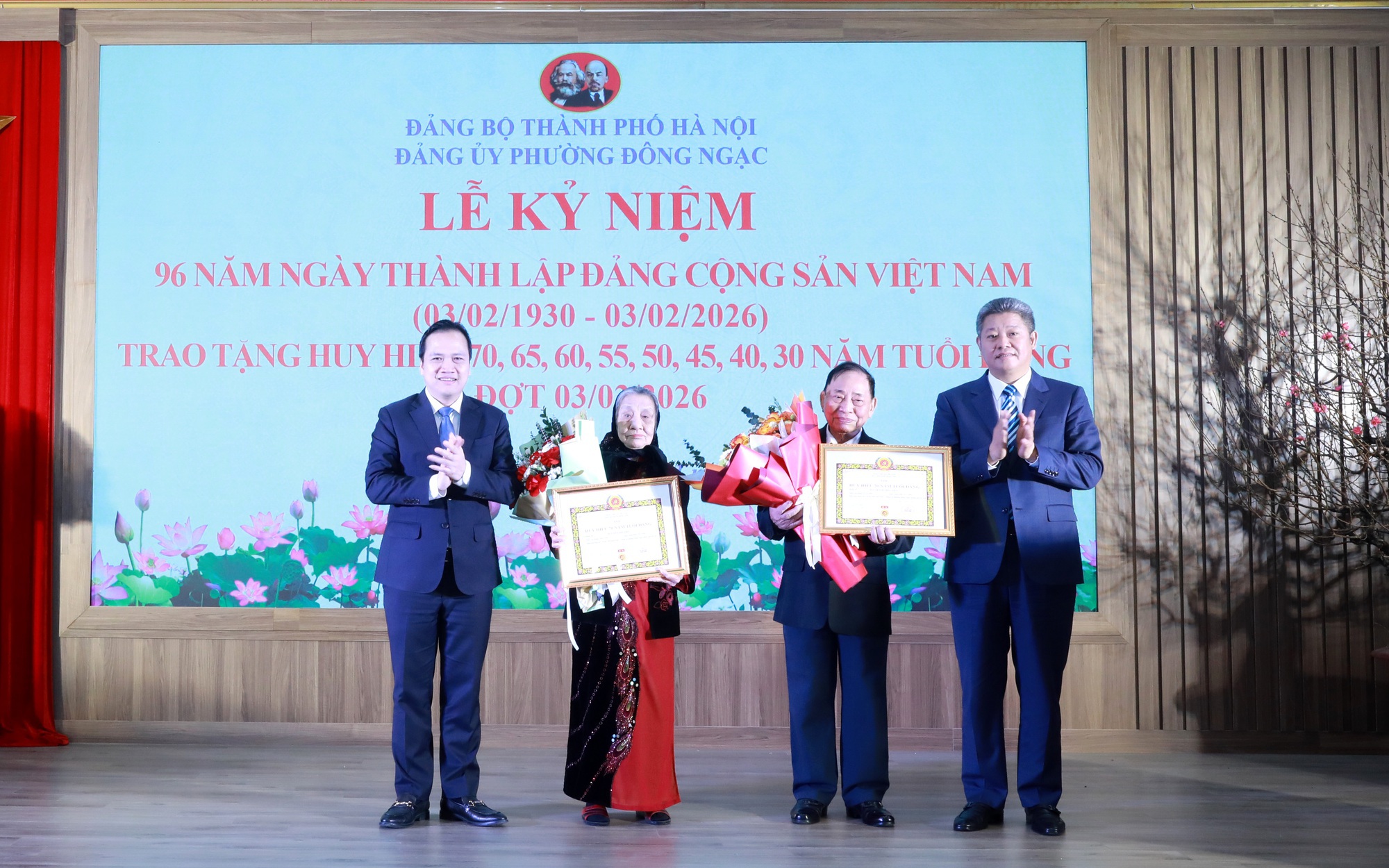 Phó Chủ tịch UBND Thành phố Nguyễn Mạnh Quyền trao Huy hiệu 70 năm tuổi Đảng cho các Đảng viên lão thành