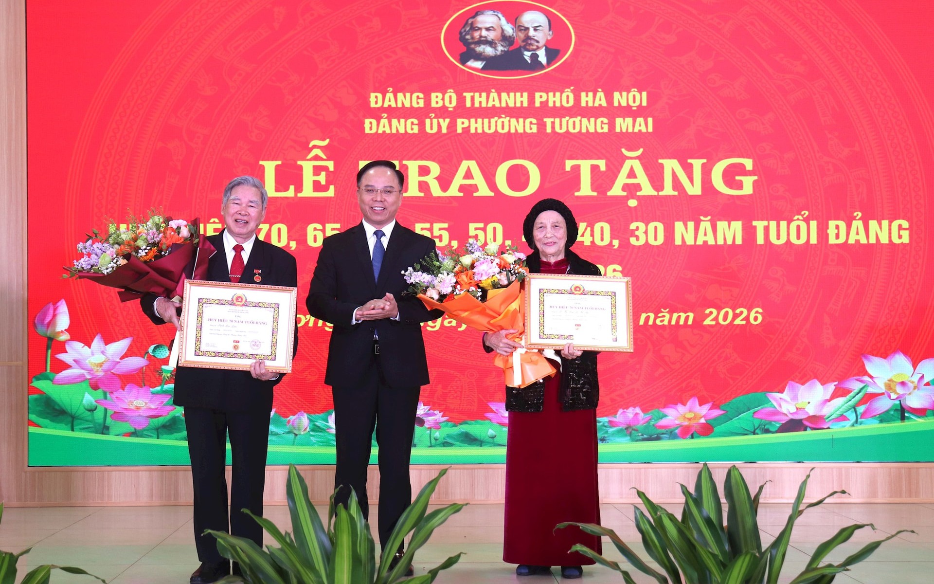 Bí thư Đảng ủy, Chủ tịch HĐND phường Tương Mai Võ Xuân Trọng trao Huy hiệu 70 năm tuổi Đảng tặng các đảng viên lão thành.