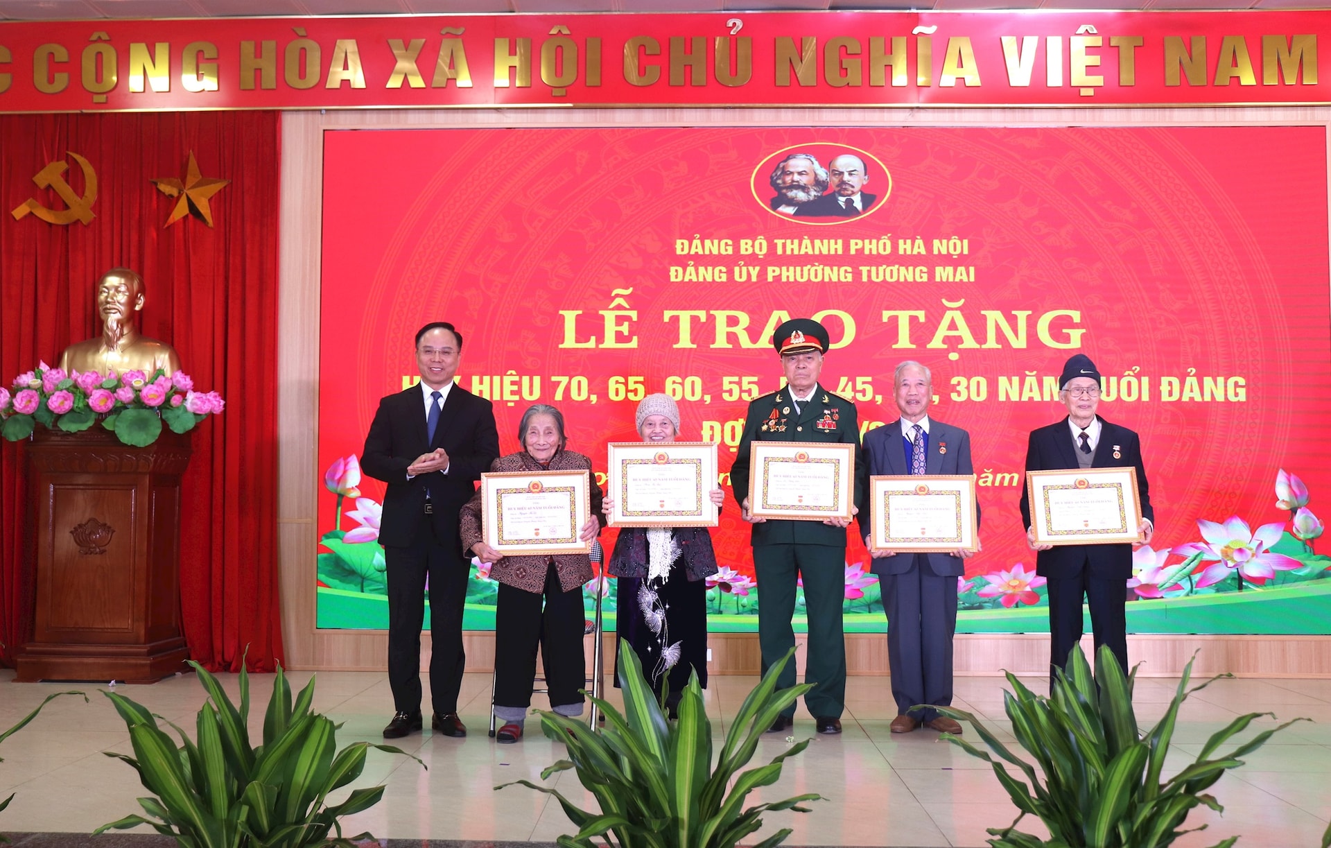 Trao tặng huy hiệu Đảng cho 147 đảng viên Đảng bộ phường Tương Mai đợt 3/2- Ảnh 1.