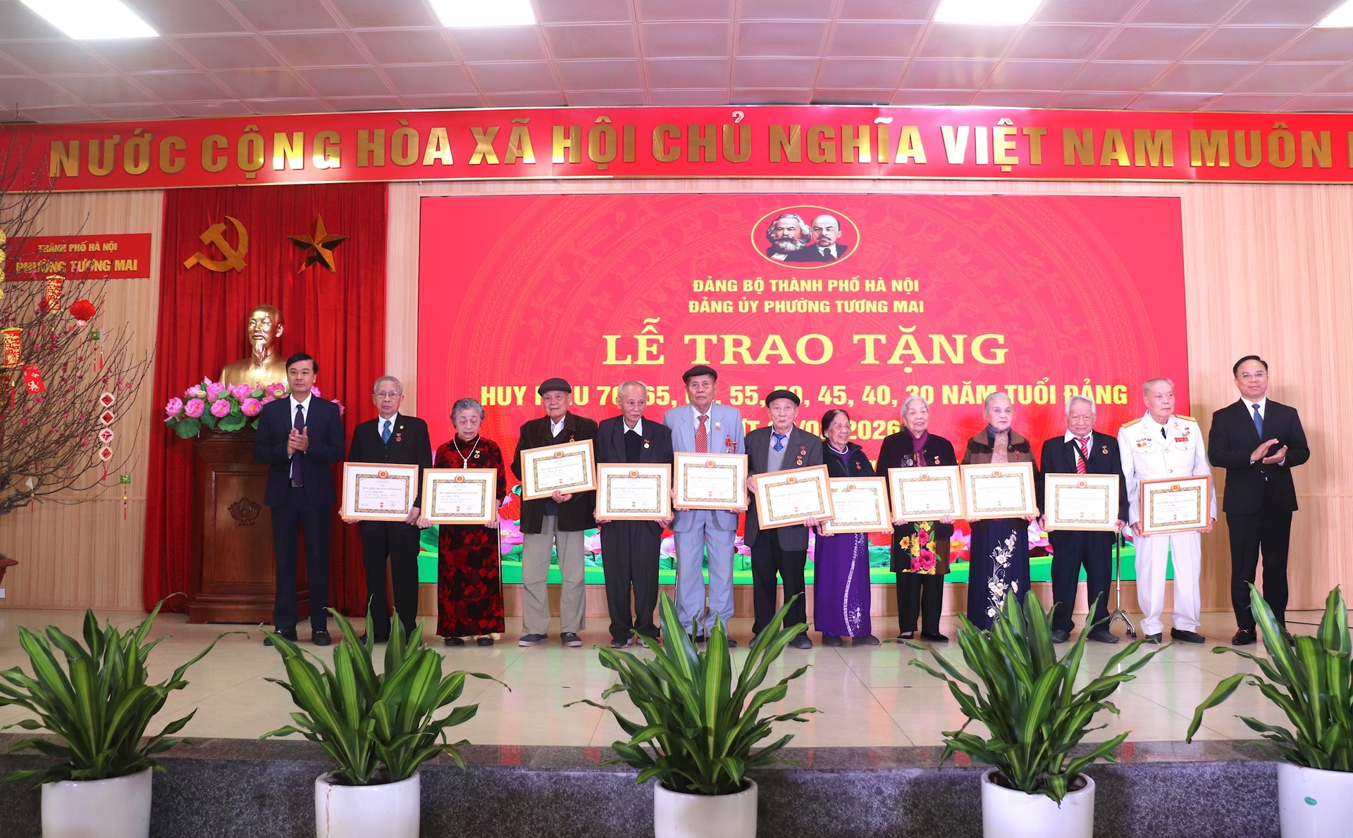 Trao tặng huy hiệu Đảng cho 147 đảng viên Đảng bộ phường Tương Mai đợt 3/2- Ảnh 2.