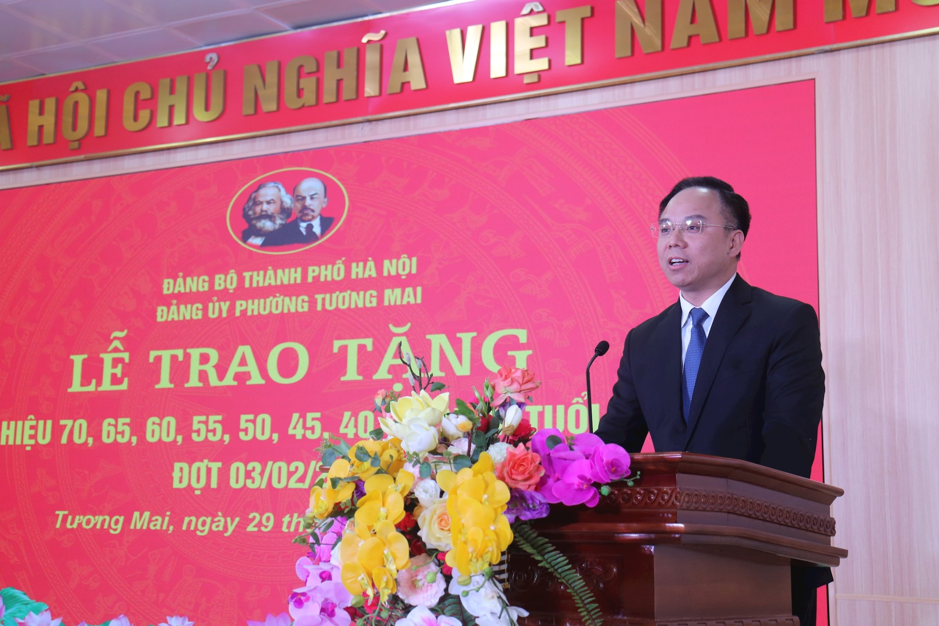 Trao tặng huy hiệu Đảng cho 147 đảng viên Đảng bộ phường Tương Mai đợt 3/2- Ảnh 3.