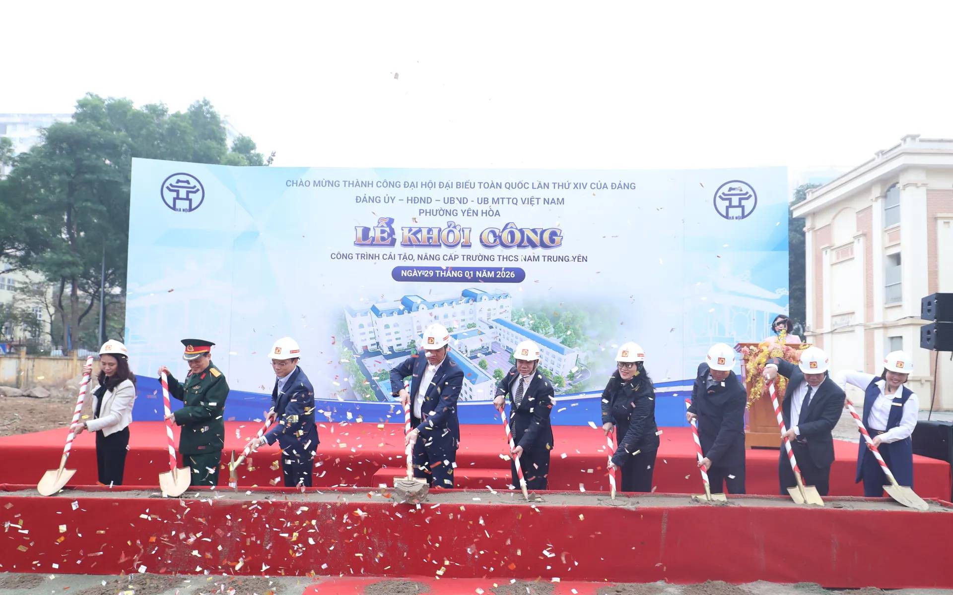 Các đại biểu thực hiện nghi thức khởi công