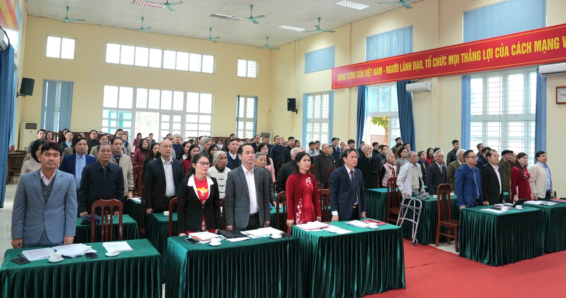 Đảng ủy xã Sơn Đồng trao tặng Huy hiệu Đảng đợt 3/2- Ảnh 1.