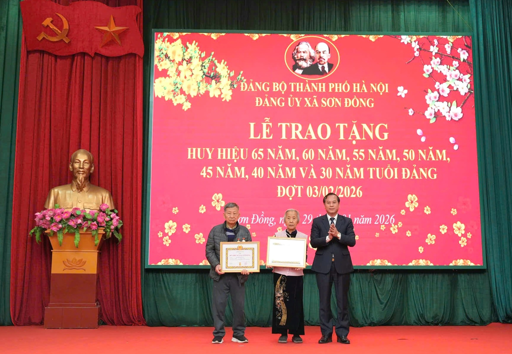 Đảng ủy xã Sơn Đồng trao tặng Huy hiệu Đảng đợt 3/2- Ảnh 4.