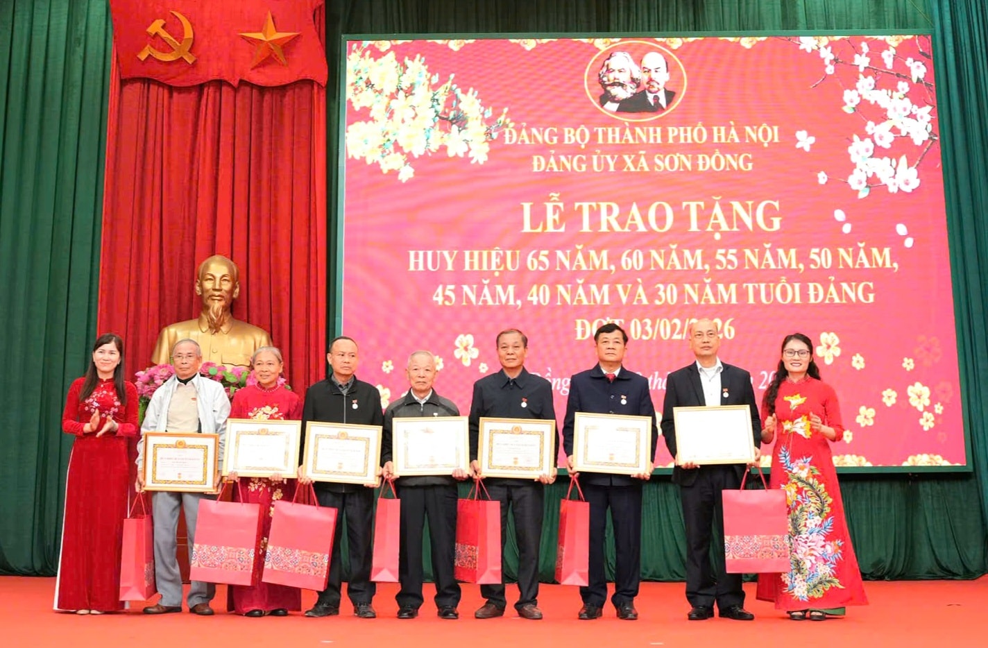 Đảng ủy xã Sơn Đồng trao tặng Huy hiệu Đảng đợt 3/2- Ảnh 6.