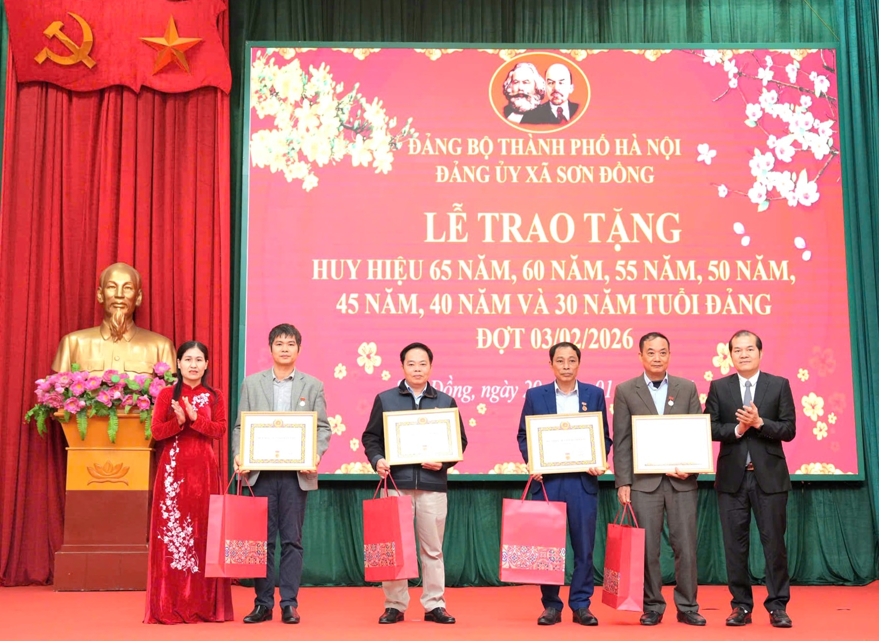 Đảng ủy xã Sơn Đồng trao tặng Huy hiệu Đảng đợt 3/2- Ảnh 7.