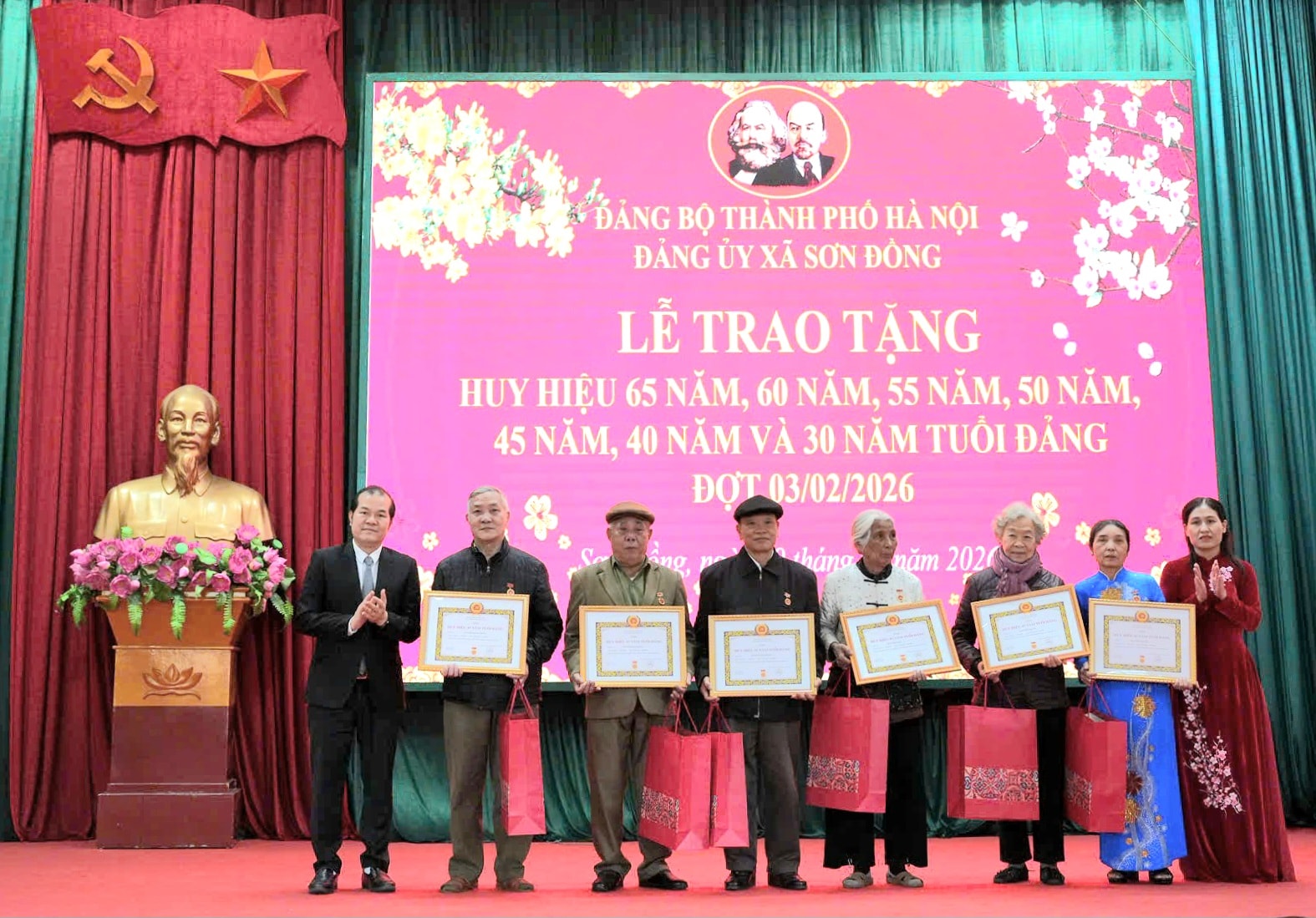 Đảng ủy xã Sơn Đồng trao tặng Huy hiệu Đảng đợt 3/2- Ảnh 8.