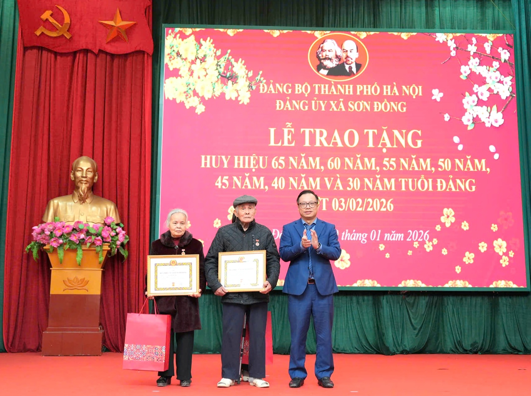 Đảng ủy xã Sơn Đồng trao tặng Huy hiệu Đảng đợt 3/2- Ảnh 3.