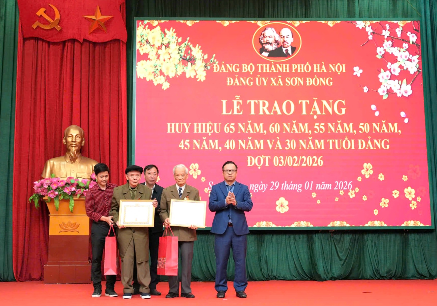 Đảng ủy xã Sơn Đồng trao tặng Huy hiệu Đảng đợt 3/2- Ảnh 2.