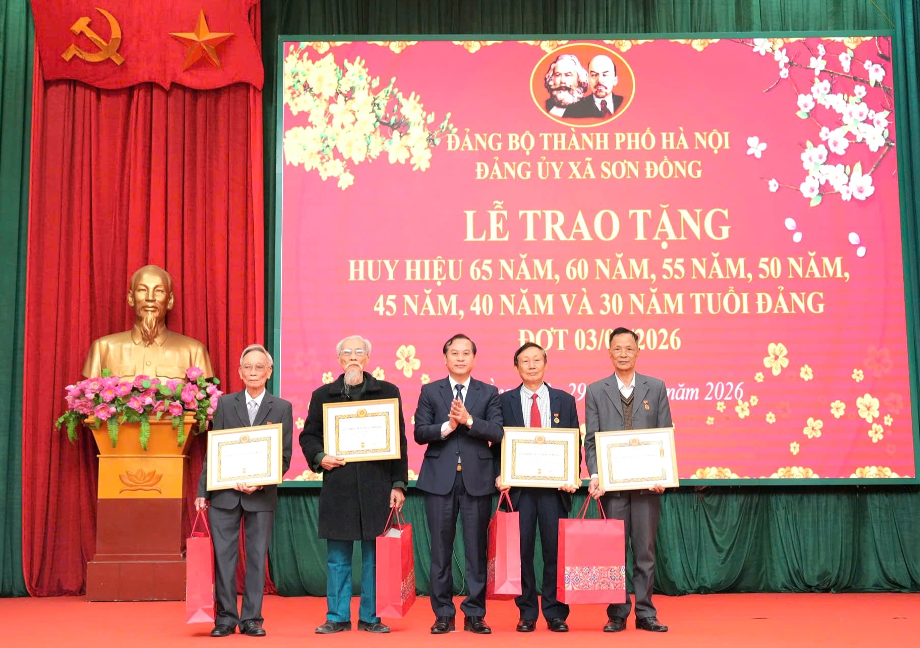 Đảng ủy xã Sơn Đồng trao tặng Huy hiệu Đảng đợt 3/2- Ảnh 5.