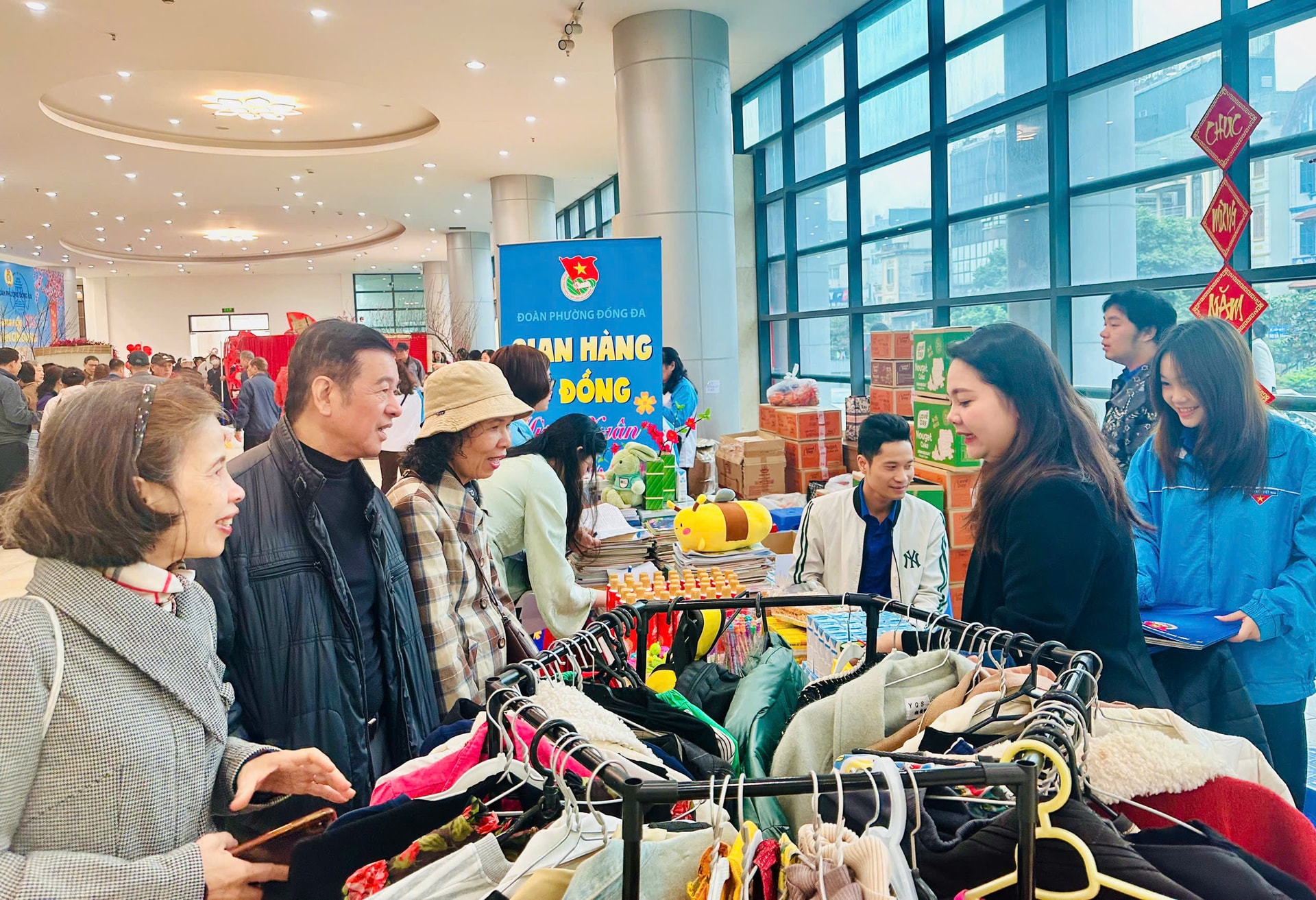 Phường Đống Đa: Nhiều phần quà ý nghĩa dành tặng gia đình chính sách, hộ dân hoàn cảnh khó khăn- Ảnh 4.