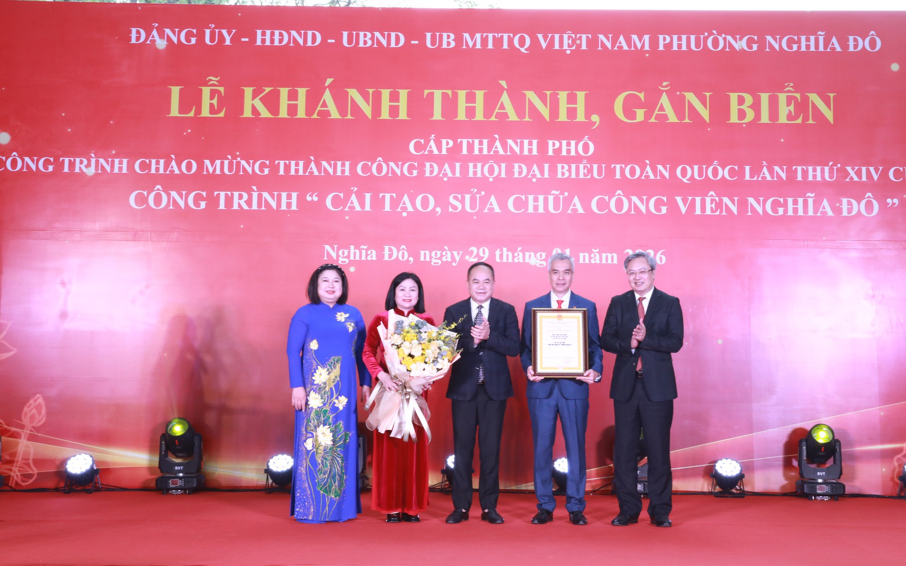 Trung tướng Nguyễn Thanh Tùng trao Bằng công nhận Công trình chào mừng thành công Đại hội Đảng lần thứ XIV cho lãnh đạo phường Nghĩa Đô
