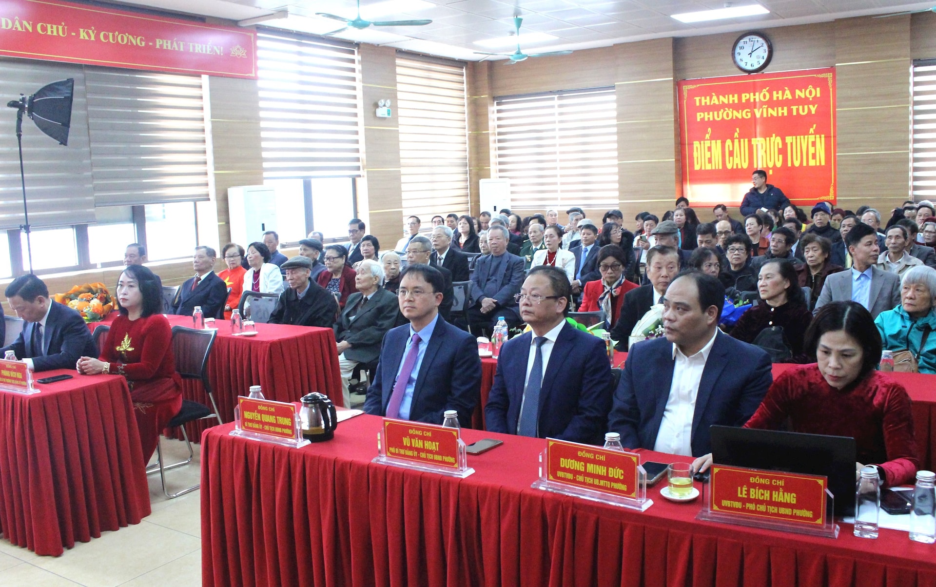 Đảng ủy phường Vĩnh Tuy trao Huy hiệu Đảng tặng 106 đảng viên- Ảnh 1.