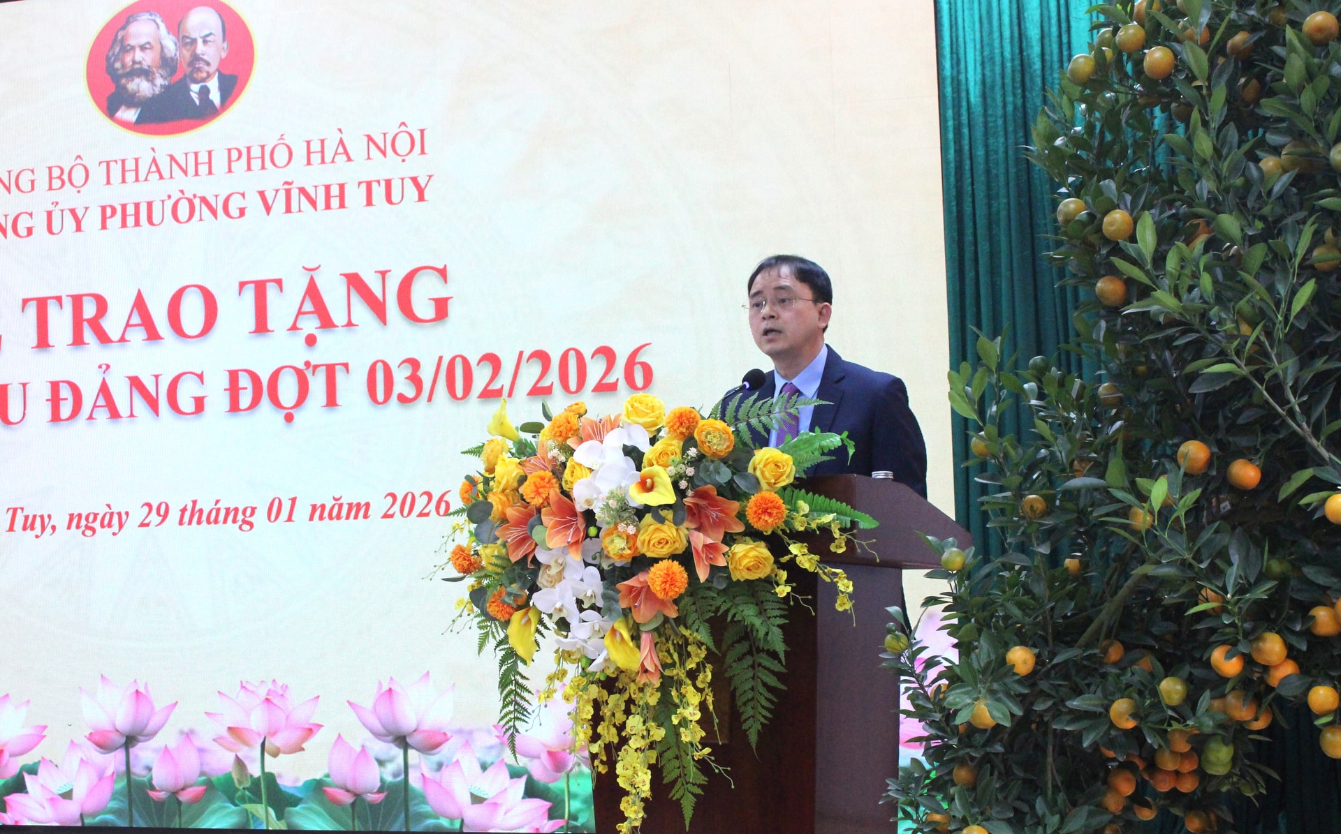 Đảng ủy phường Vĩnh Tuy trao Huy hiệu Đảng tặng 106 đảng viên- Ảnh 2.