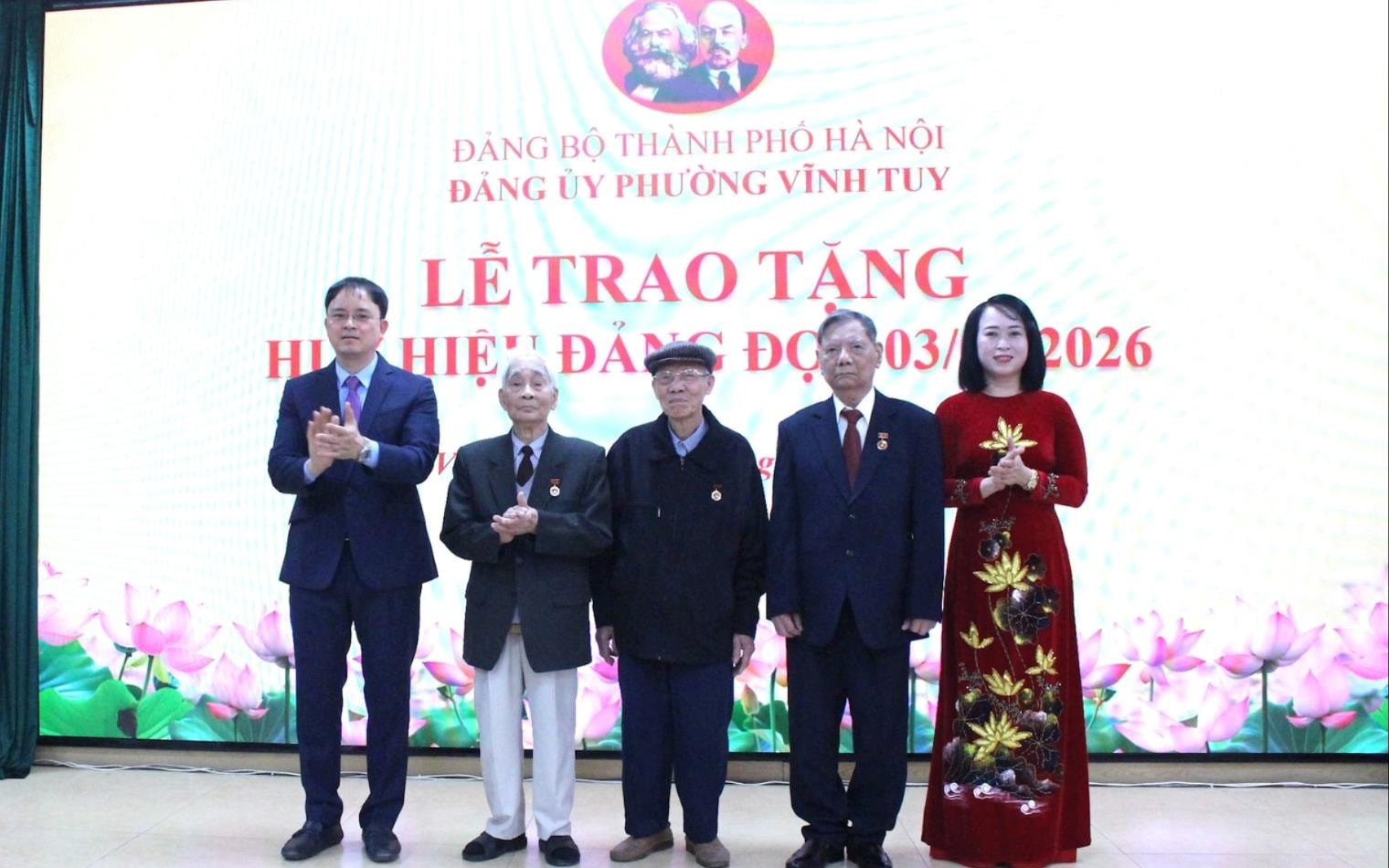 Bí thư Đảng ủy, Chủ tịch HĐND phường Nguyễn Quang Trung; Phó Bí thư Thường trực Đảng ủy phường Phùng Bích Nga trao Huy hiệu 65 năm tuổi Đảng tặng các đảng viên
