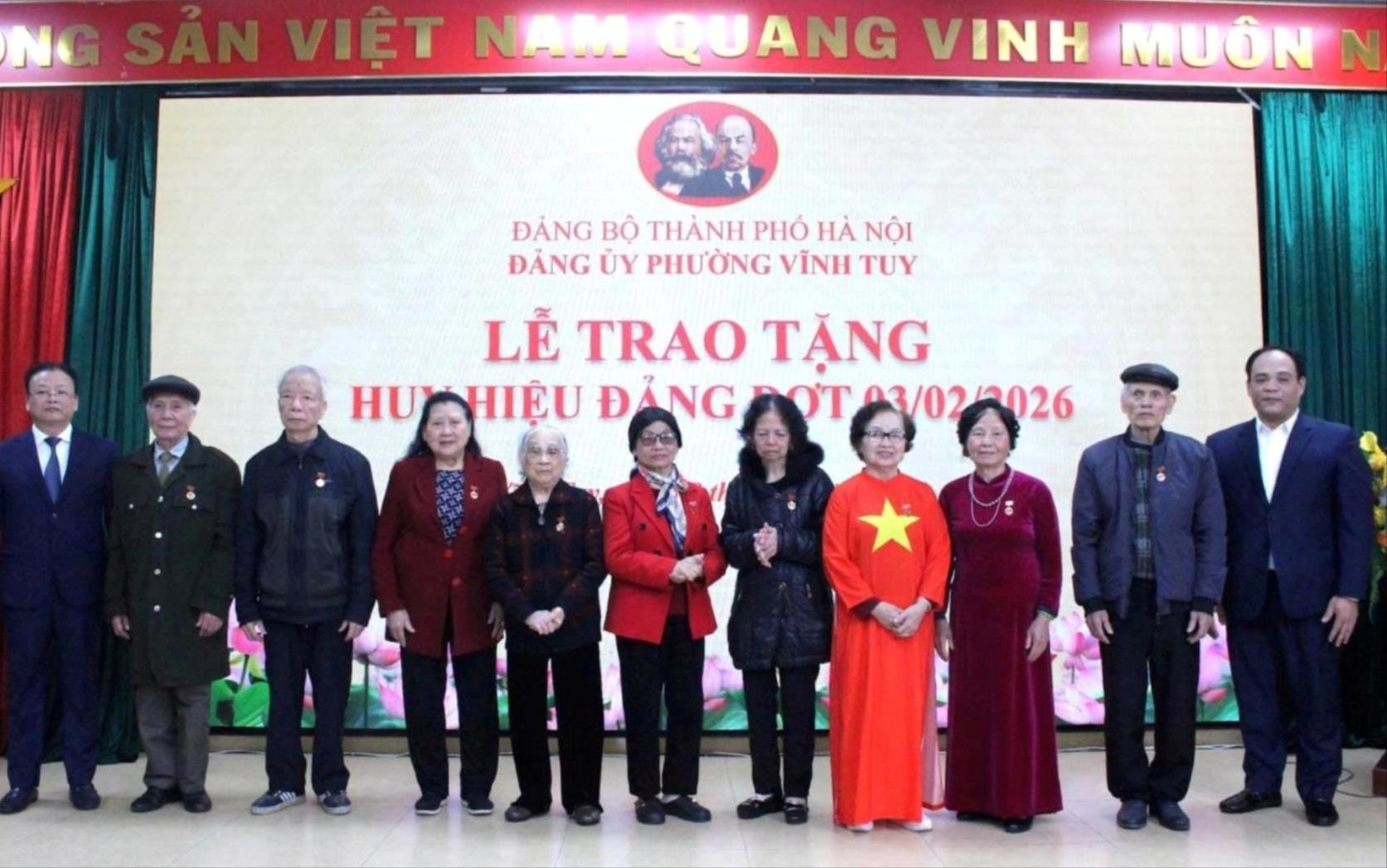 Đảng ủy phường Vĩnh Tuy trao Huy hiệu Đảng tặng 106 đảng viên- Ảnh 4.