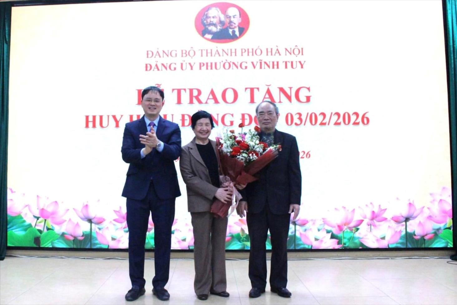 Đảng ủy phường Vĩnh Tuy trao Huy hiệu Đảng tặng 106 đảng viên- Ảnh 3.