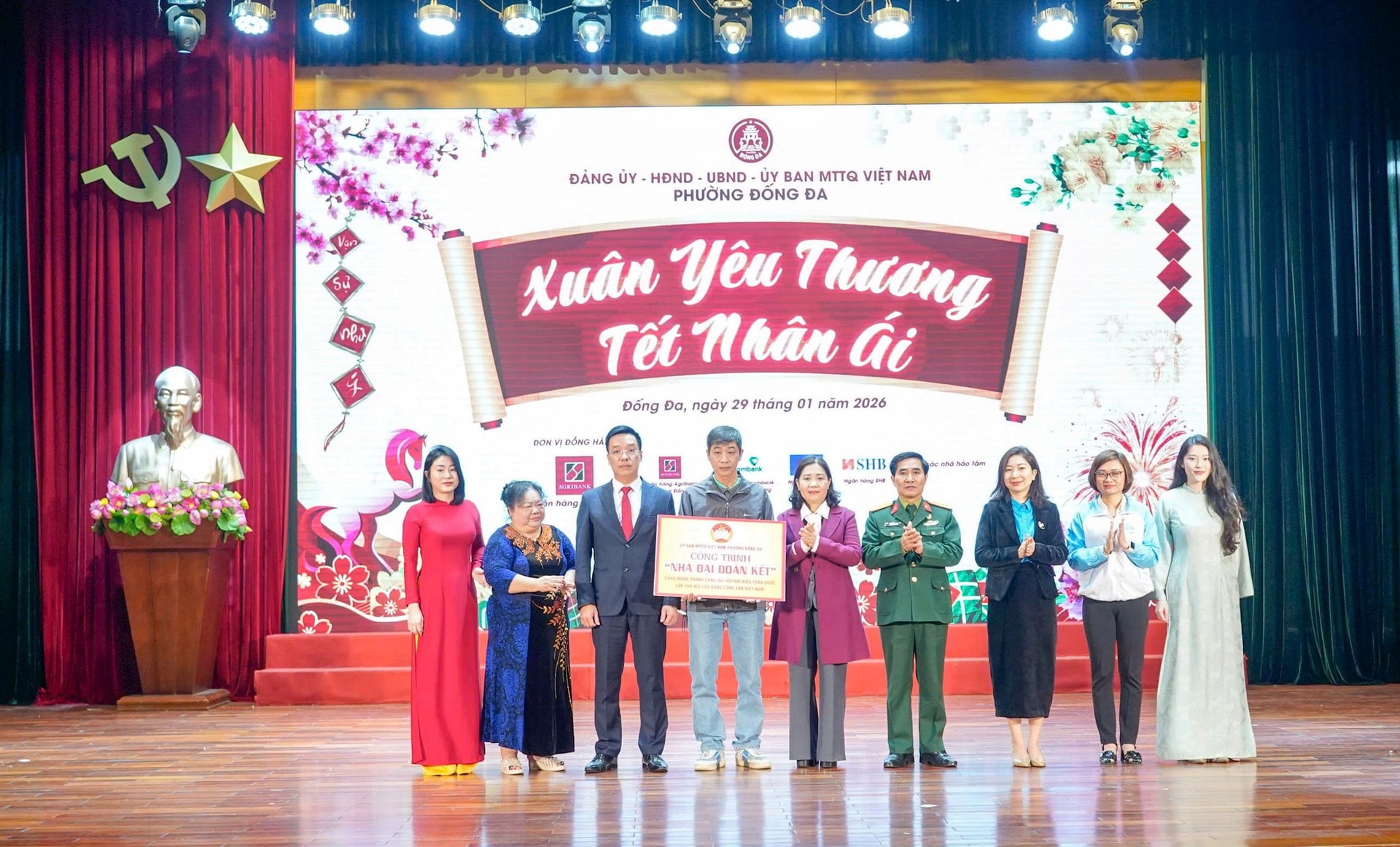 Phường Đống Đa: Nhiều phần quà ý nghĩa dành tặng gia đình chính sách, hộ dân hoàn cảnh khó khăn- Ảnh 3.