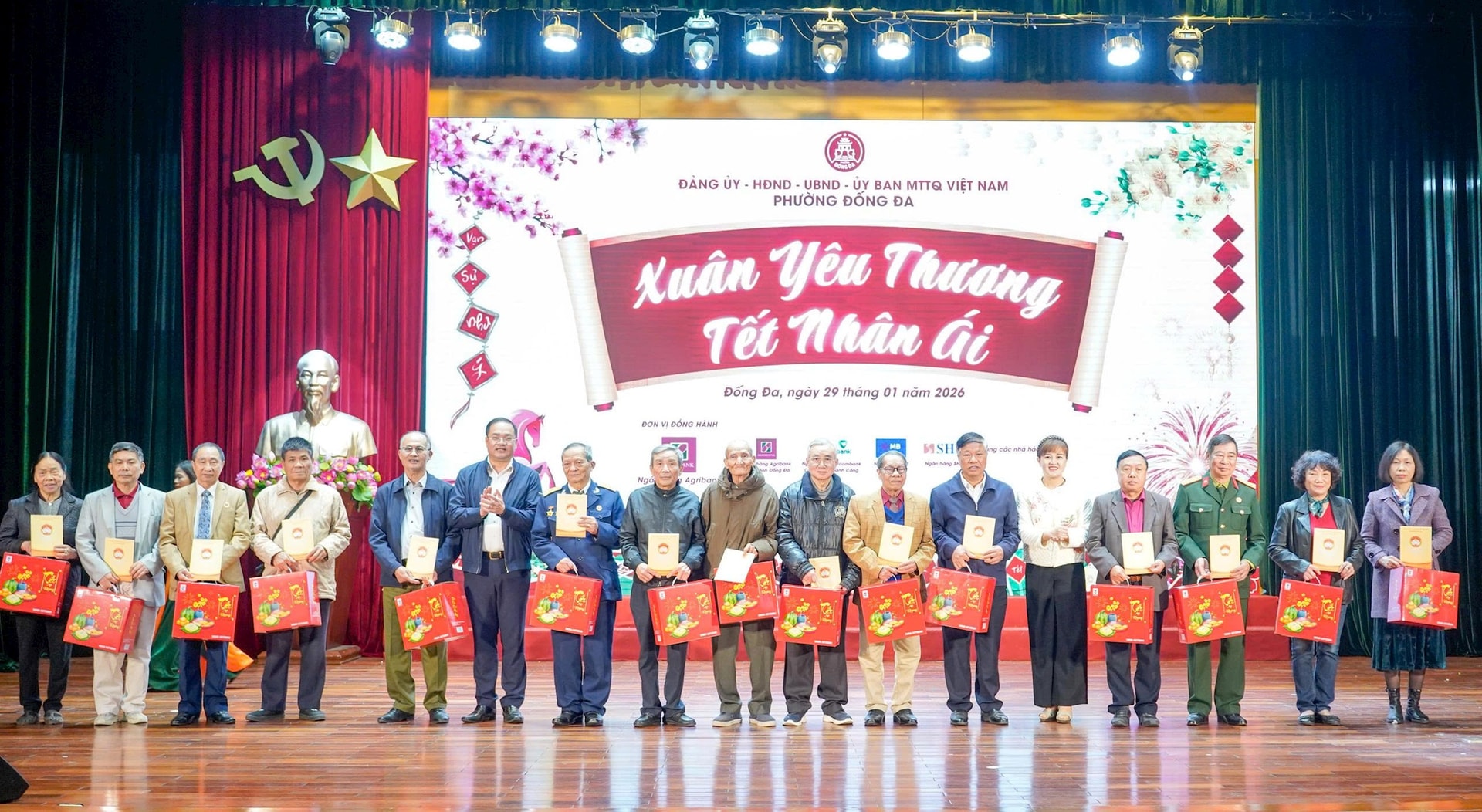 Phường Đống Đa: Nhiều phần quà ý nghĩa dành tặng gia đình chính sách, hộ dân hoàn cảnh khó khăn- Ảnh 2.