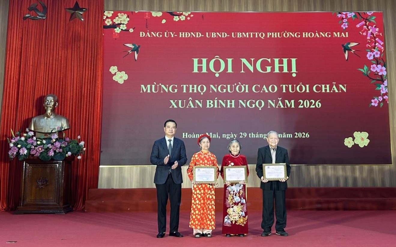 Bí thư Đảng ủy, Chủ tịch HĐND phường Hoàng Mai Nguyễn Xuân Linh chúc thọ các cụ 90 tuổi