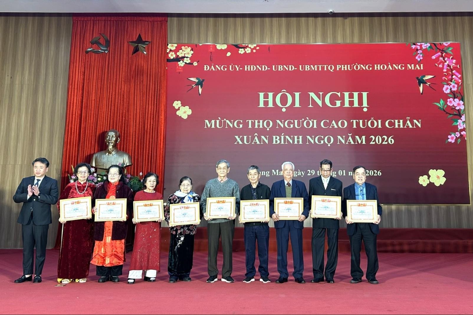 Phường Hoàng Mai mừng thọ gần 1.400 người cao tuổi dịp Xuân Bính Ngọ- Ảnh 1.