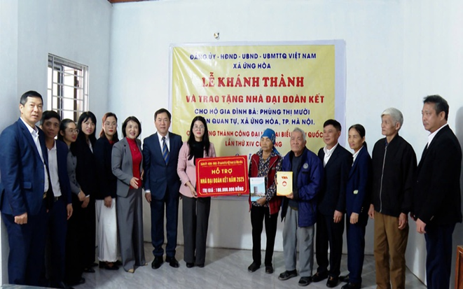 Trong ảnh, lãnh đạo Hội LHPN Thành phố và lãnh đạo xã Ứng Hòa trao kinh phí hỗ trợ cho hộ bà Phùng Thị Mười (thôn Quan Tự).