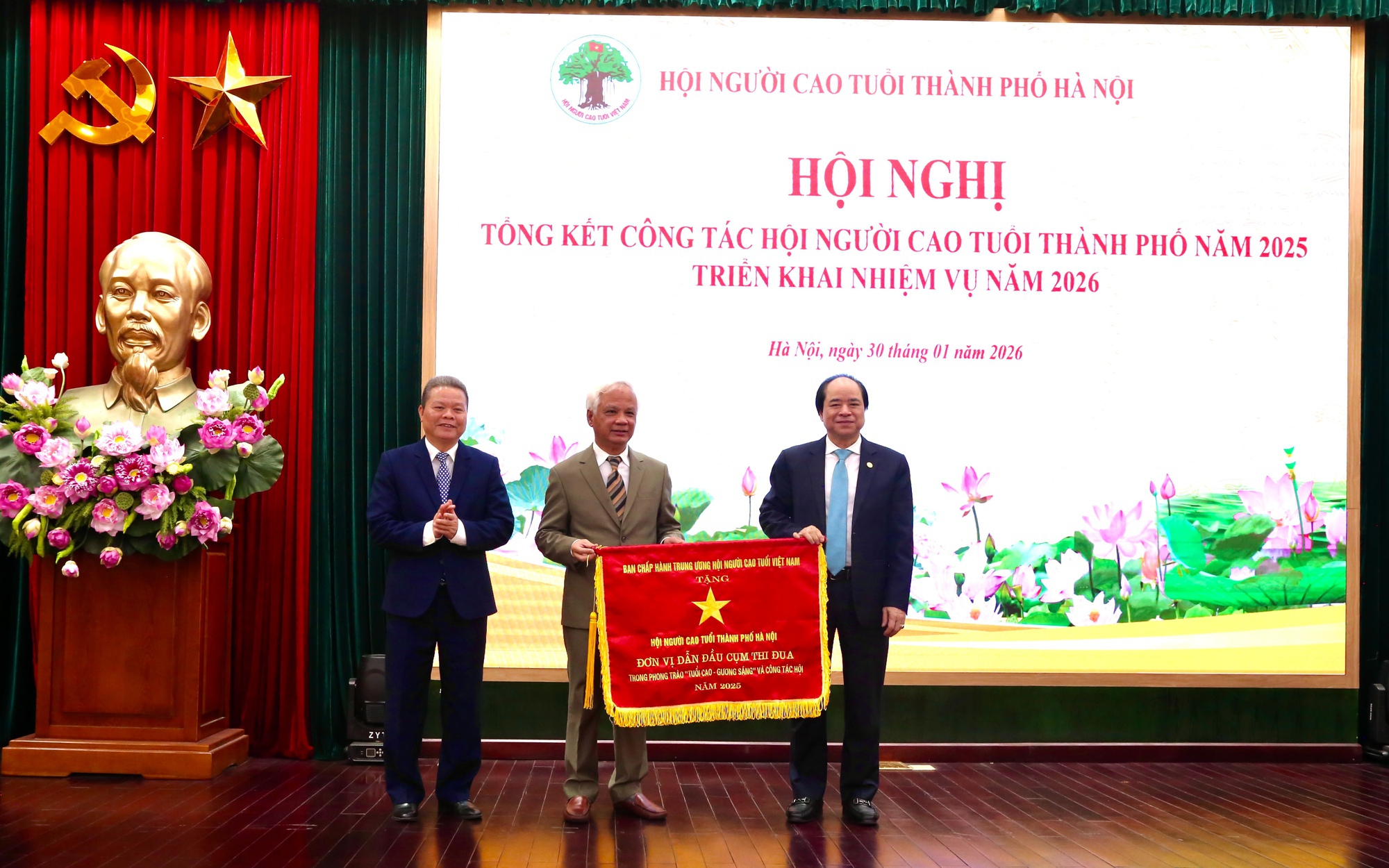 Lãnh đạo Trung ương Hội NCT Việt Nam trao Cờ đơn vị xuất sắc dẫn đầu Cụm thi đua năm 2025 cho Hội NCT thành phố Hà Nội