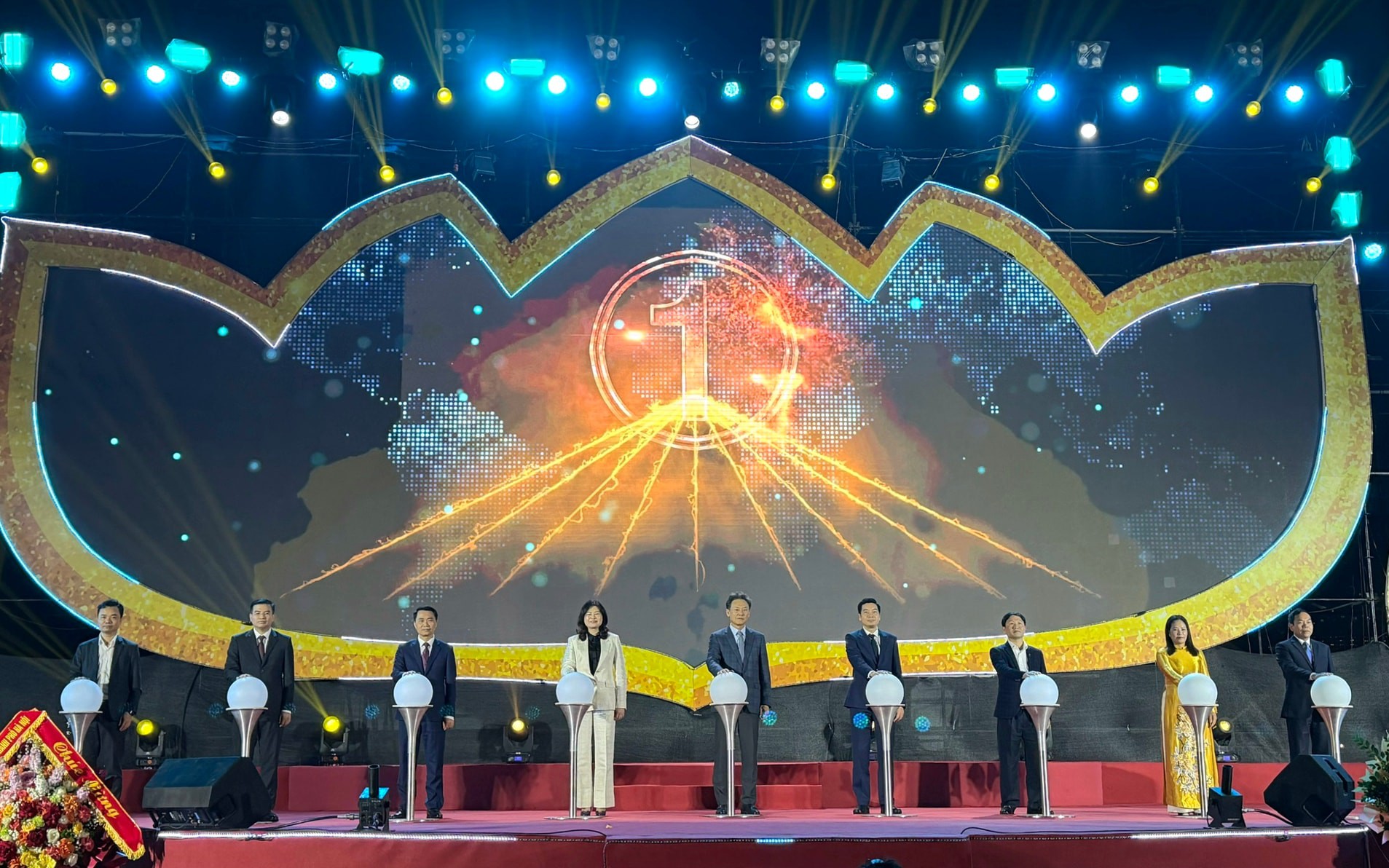 Các đại biểu nhấn nút khánh thành công trình Công viên trung tâm xã Gia Lâm