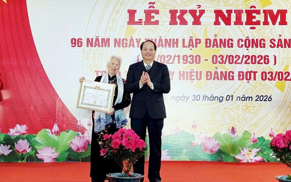 Trưởng Ban Tuyên giáo và Dân vận Thành ủy Nguyễn Doãn Toản trao Huy hiệu Đảng tặng các đảng viên lão thành