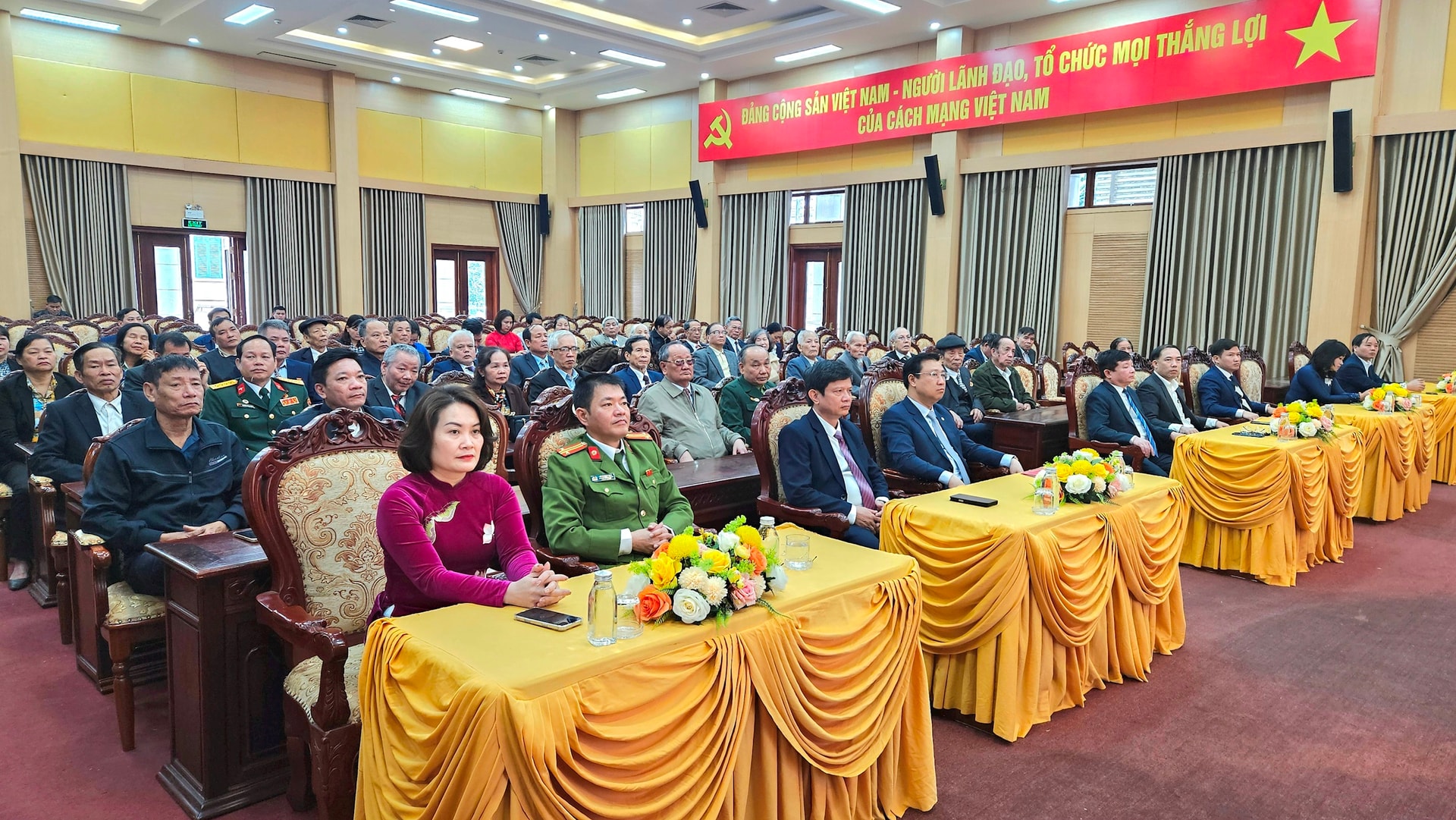 هوآی دوک در سومین دوره فوریه نشانهای حزب را اهدا میکند - عکس ۱. Hoài Đức trao Huy hiệu Đảng đợt 3/2- Ảnh 1.