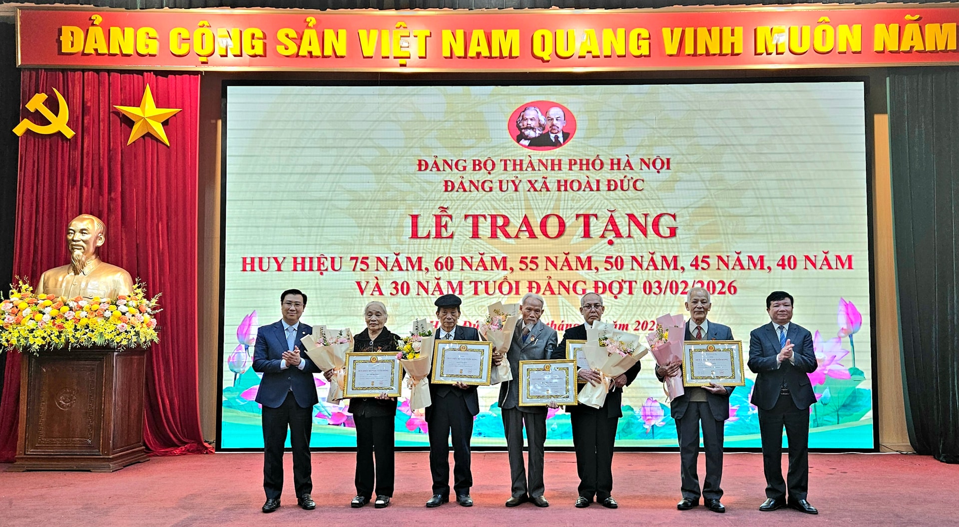 هوآی دوک در سومین دوره فوریه نشانهای حزب را اهدا میکند - عکس ۳. Hoài Đức trao Huy hiệu Đảng đợt 3/2- Ảnh 3.