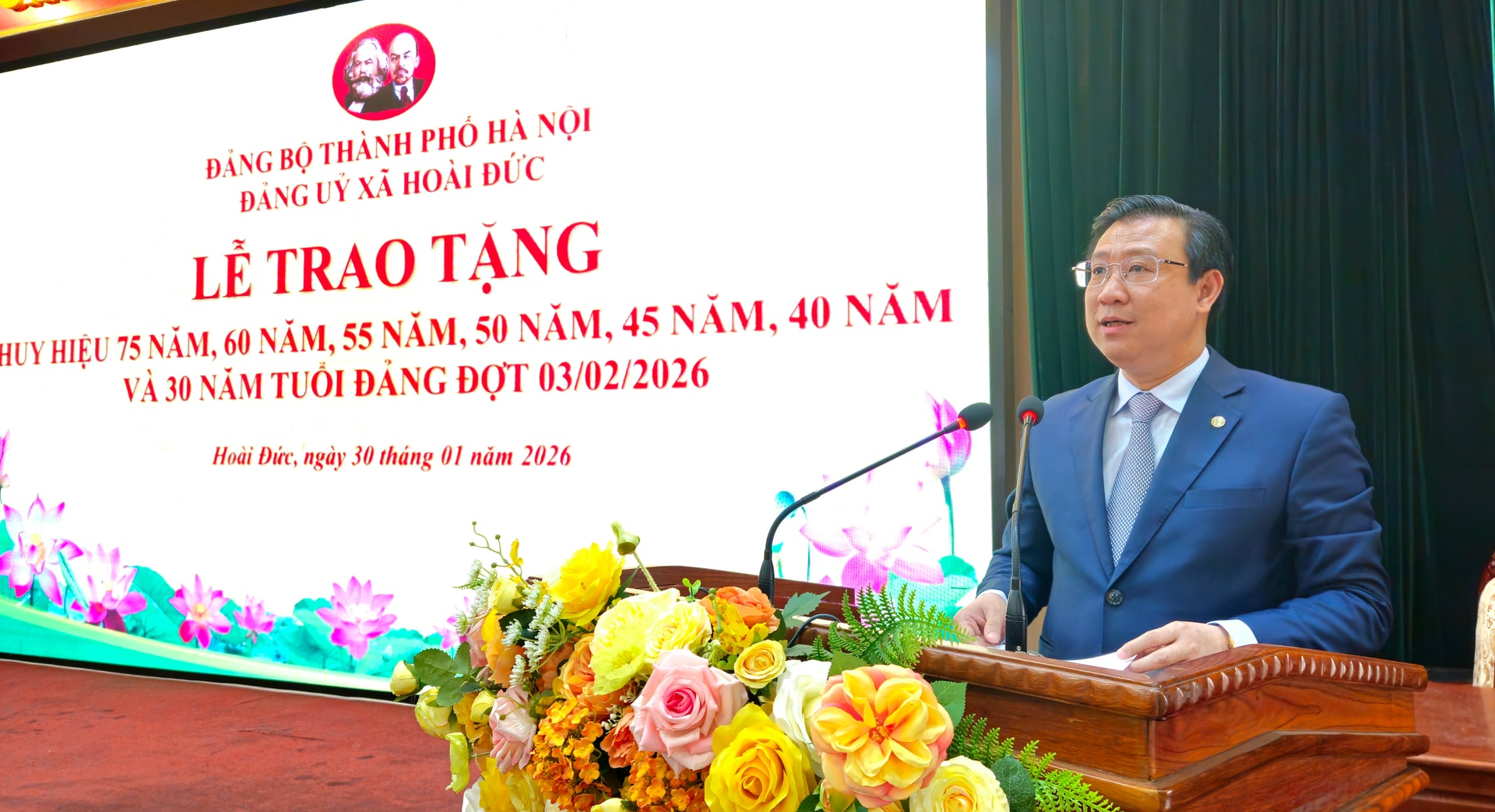 هوآی دوک در سومین دوره فوریه نشانهای حزب را اهدا میکند - عکس ۲. Hoài Đức trao Huy hiệu Đảng đợt 3/2- Ảnh 2.