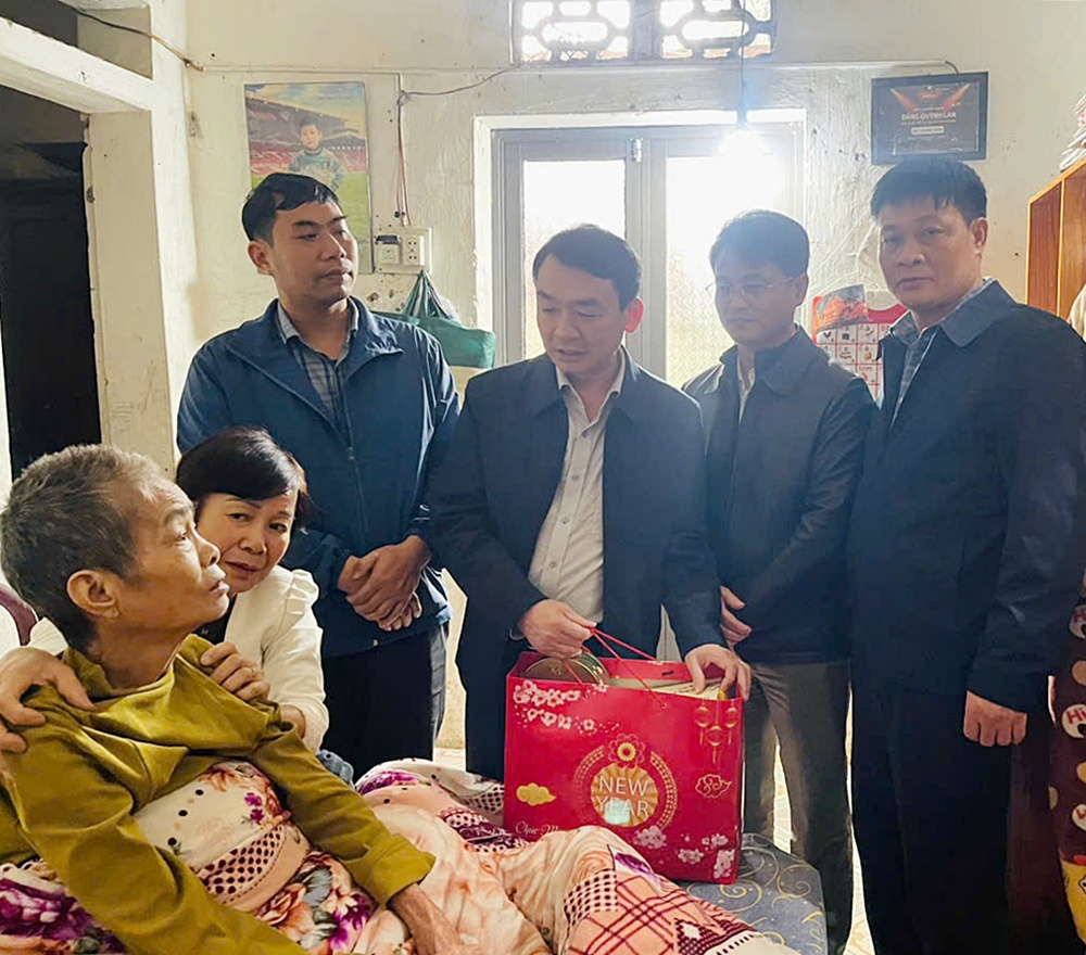 Lãnh đạo xã Xuân Mai thăm tặng quà gia đình người có công, thân nhân liệt sĩ, các cụ cao niên tròn 100 tuổi- Ảnh 1.