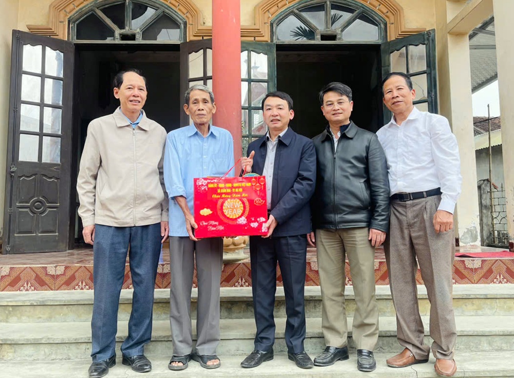 Lãnh đạo xã Xuân Mai thăm tặng quà gia đình người có công, thân nhân liệt sĩ, các cụ cao niên tròn 100 tuổi- Ảnh 3.