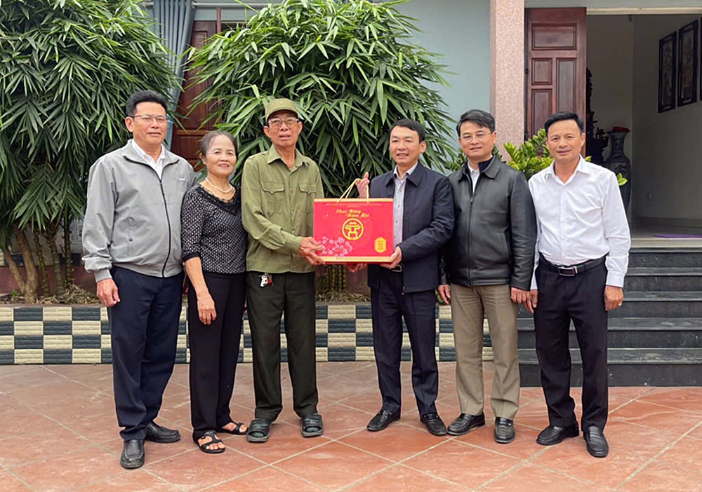 Lãnh đạo xã Xuân Mai thăm tặng quà gia đình người có công, thân nhân liệt sĩ, các cụ cao niên tròn 100 tuổi- Ảnh 4.
